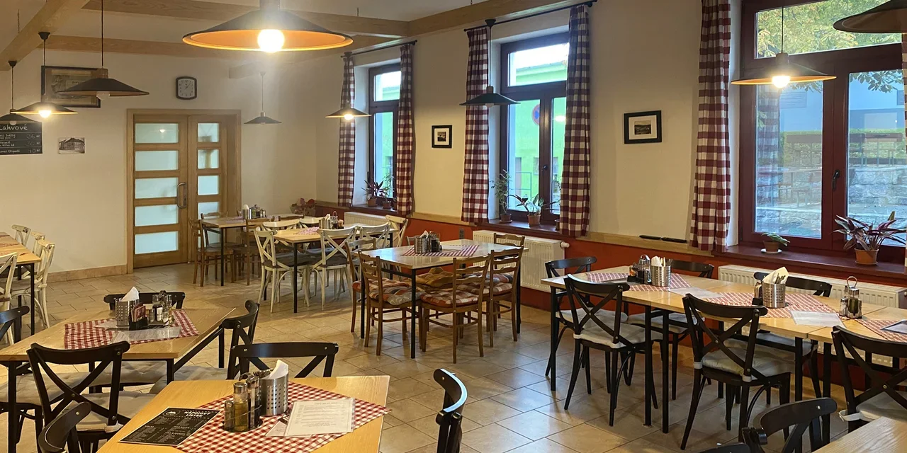 4–8 miniburgerů se slaninou i čedarem vč. příloh a salátu