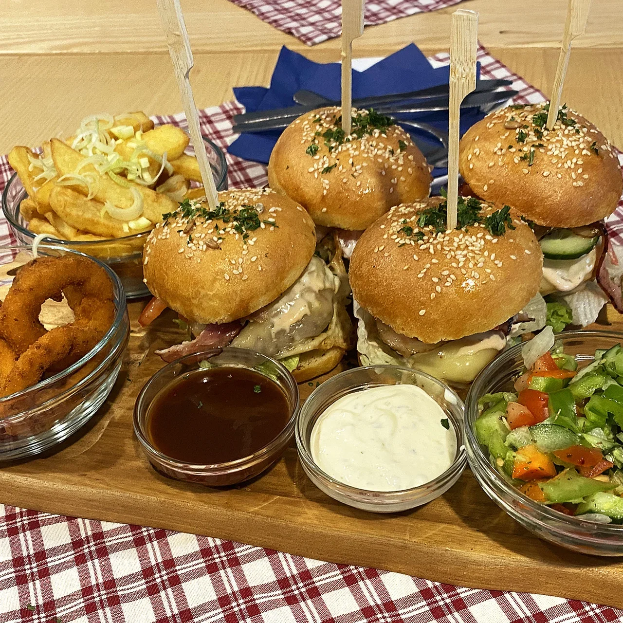 4–8 miniburgerů se slaninou i čedarem vč. příloh a salátu