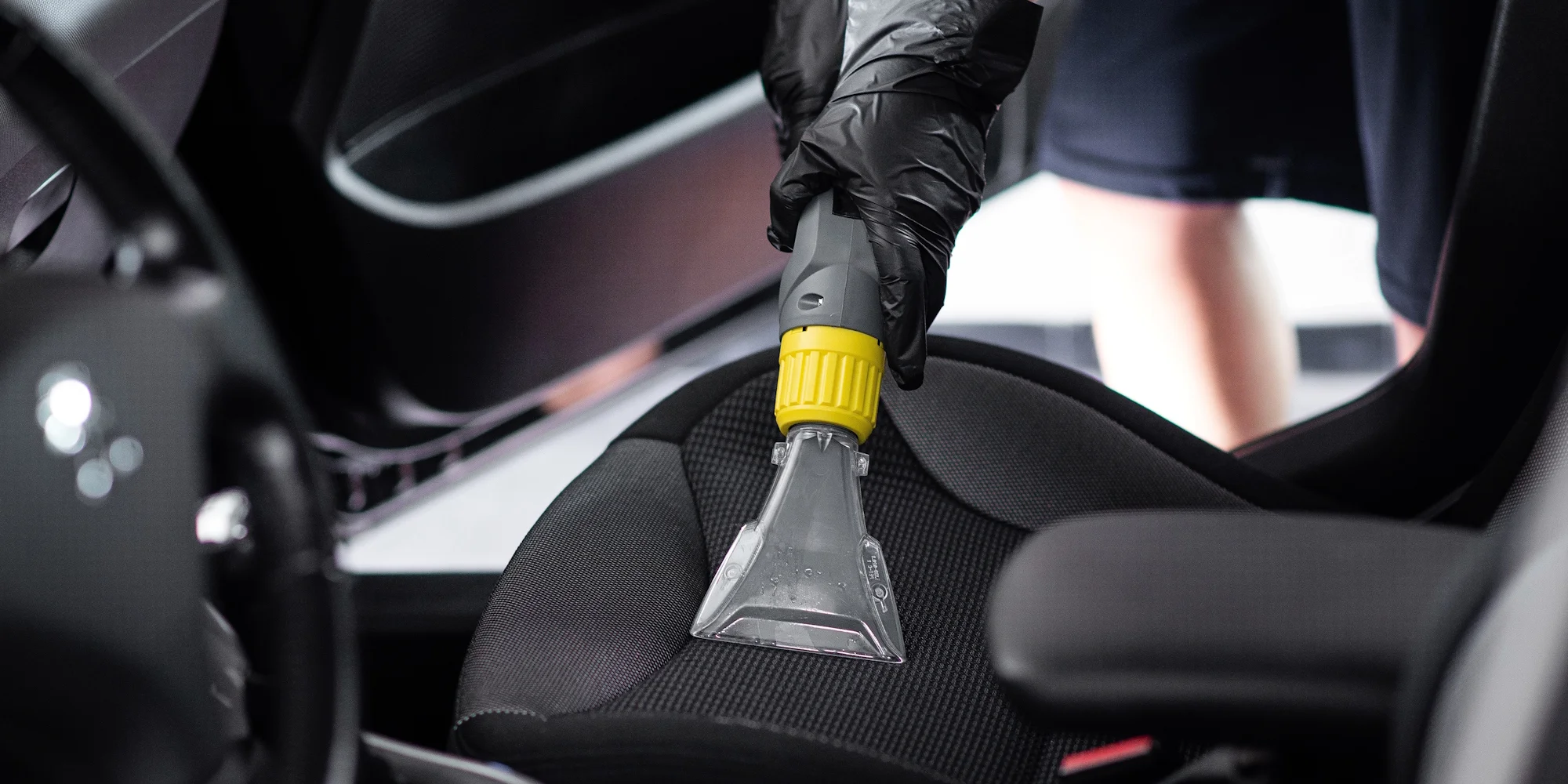 Péče o váš vůz: čištění klimatizace, interiéru, renovace světlometů i strojní leštění