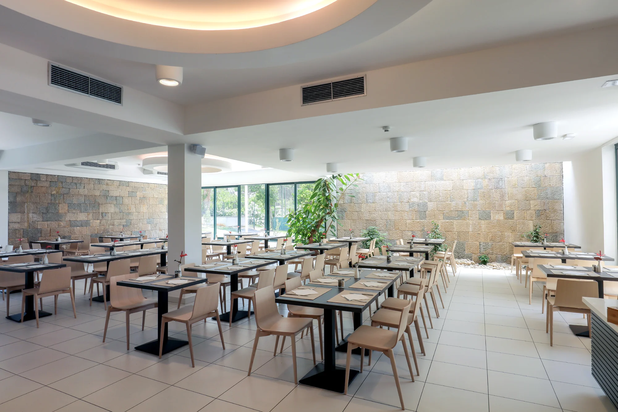 Moderní hotel na Makarské přímo u moře: bazény, all inclusive a animace