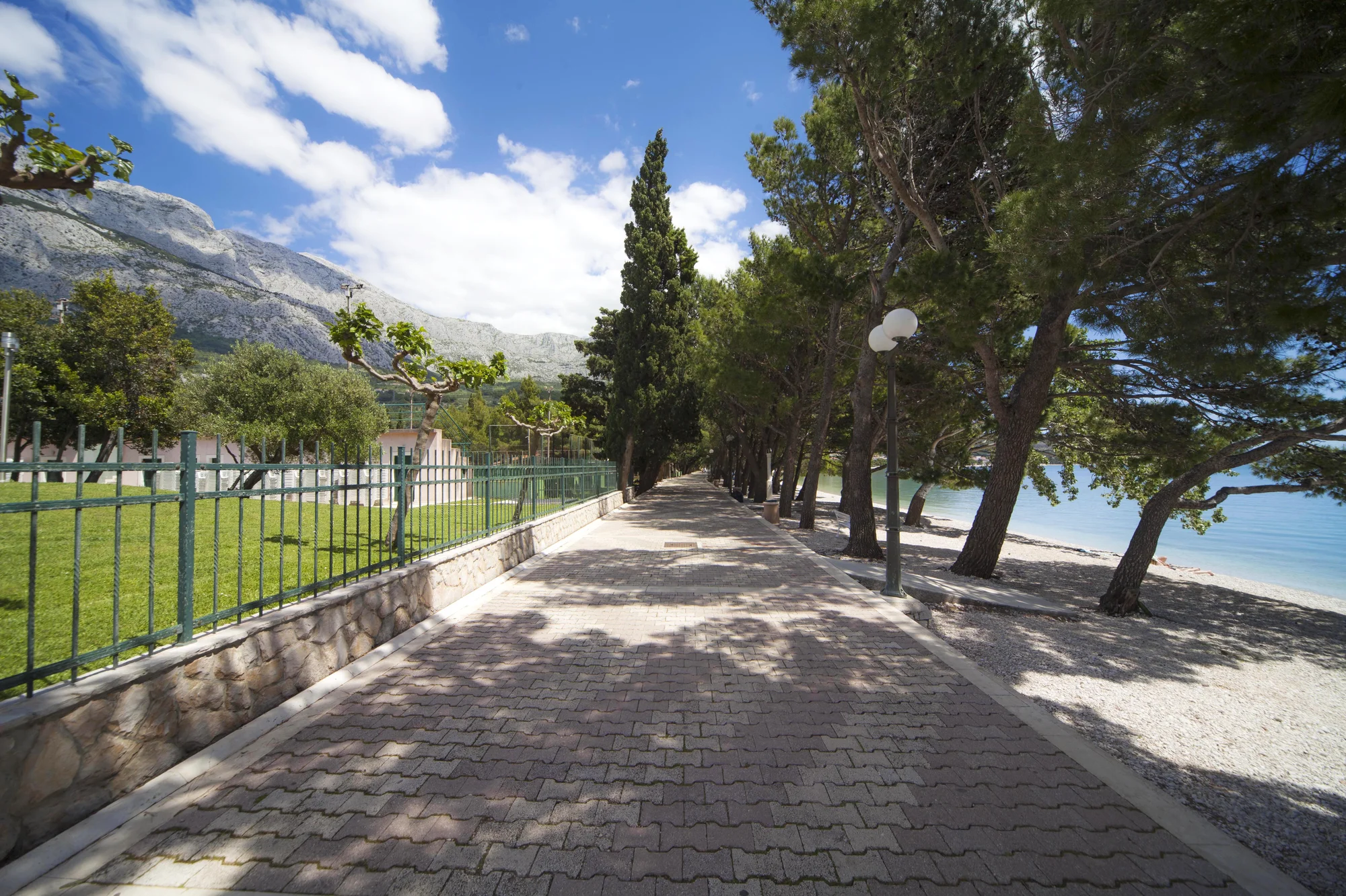 Moderní hotel na Makarské přímo u moře: bazény, all inclusive a animace