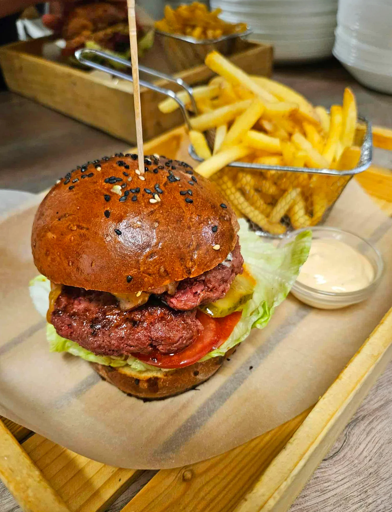 1 nebo 2 hovězí burgery v domácí bulce a hranolky v srdci Židenic