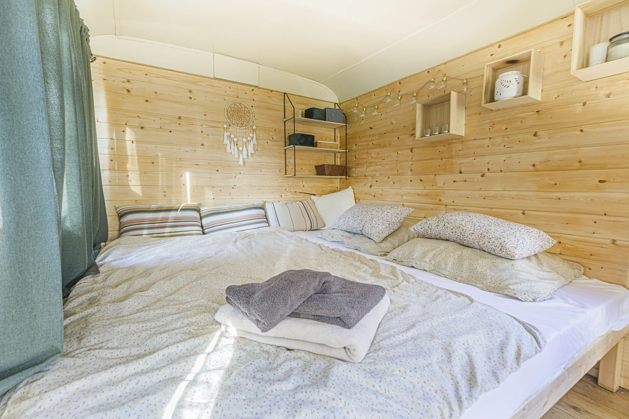 Útulná maringotka na Moravě s venkovní saunou a koupacím sudem