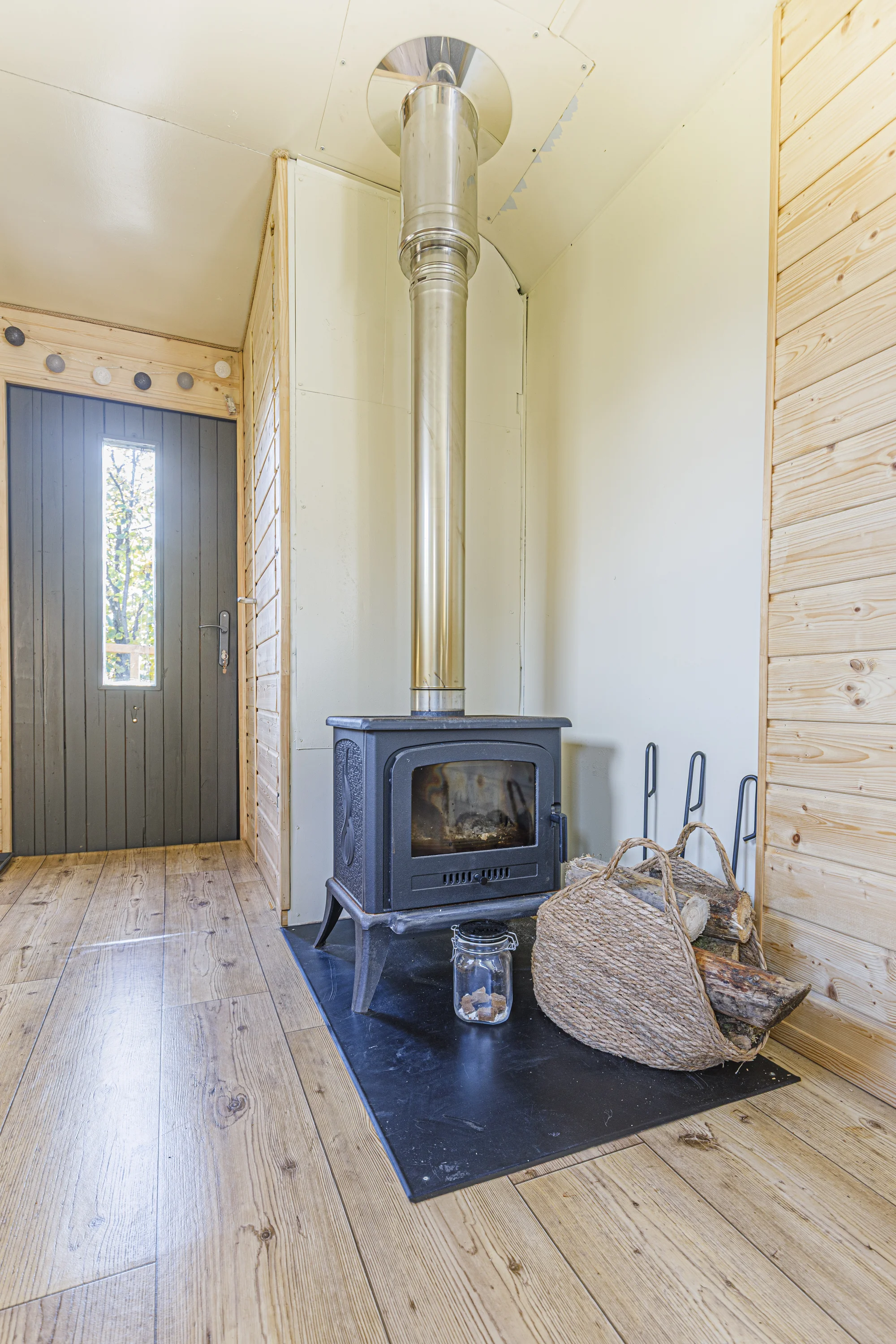 Útulná maringotka na Moravě s venkovní saunou a koupacím sudem