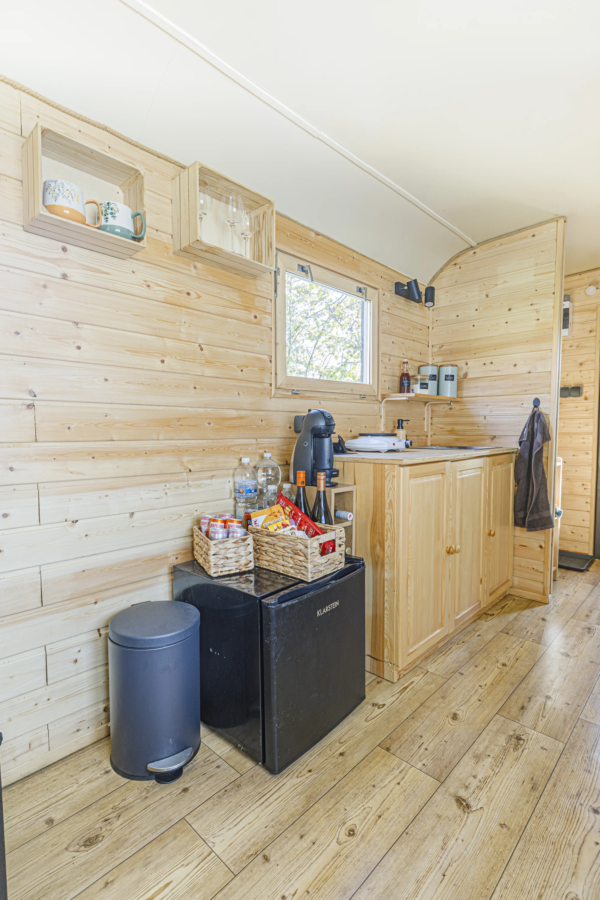 Útulná maringotka na Moravě s venkovní saunou a koupacím sudem