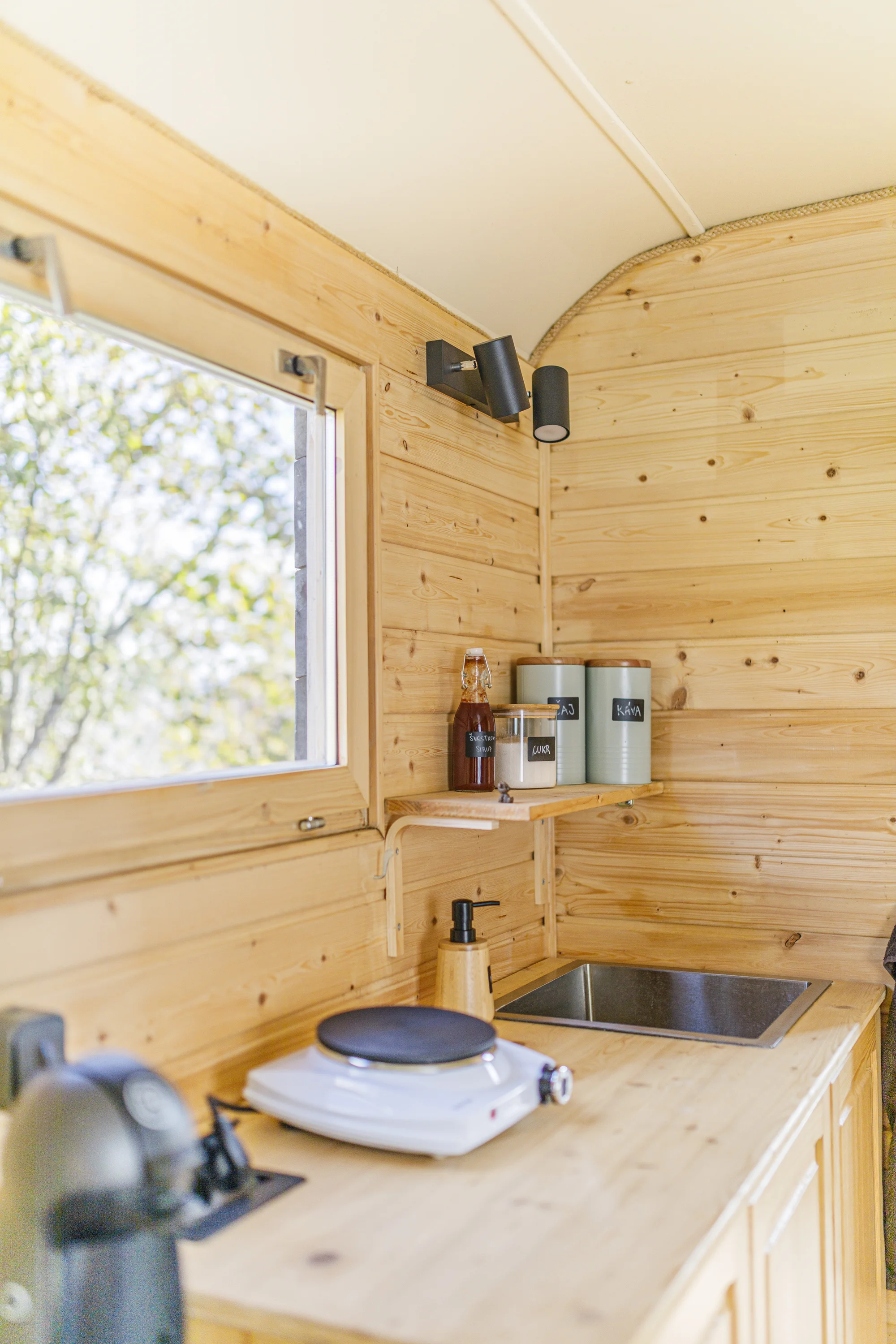 Útulná maringotka na Moravě s venkovní saunou a koupacím sudem