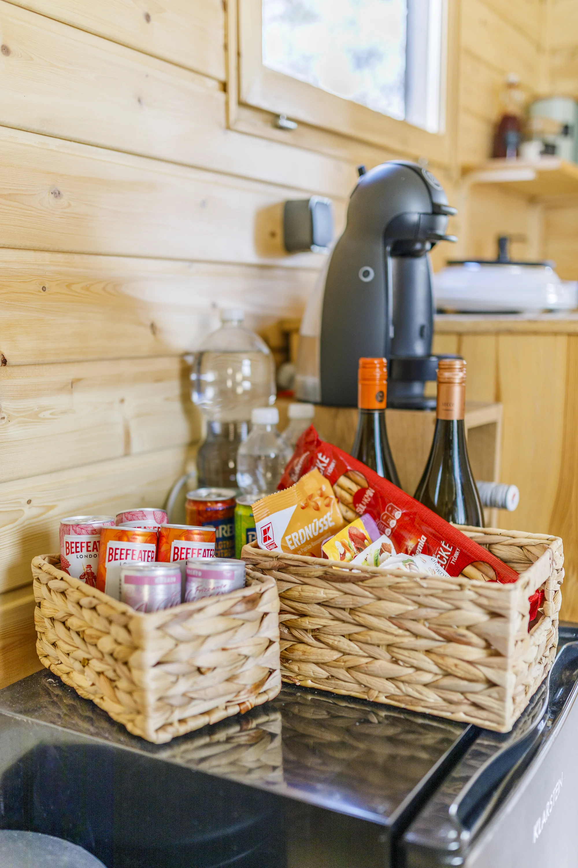 Útulná maringotka na Moravě s venkovní saunou a koupacím sudem