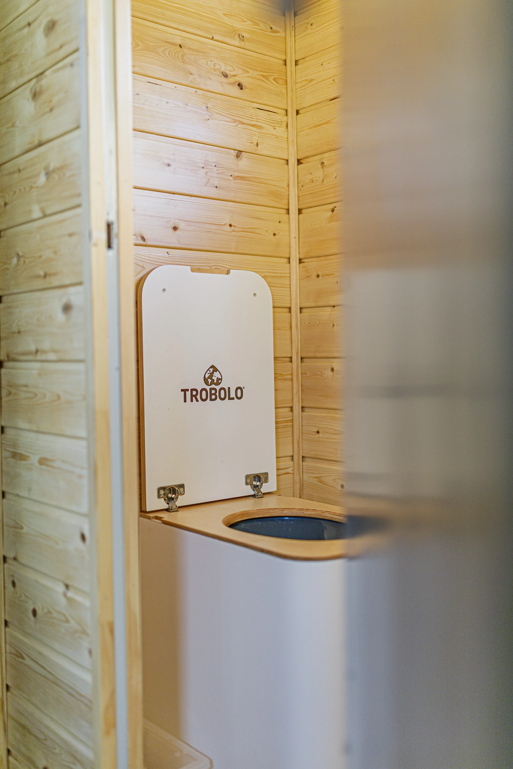 Útulná maringotka na Moravě s venkovní saunou a koupacím sudem