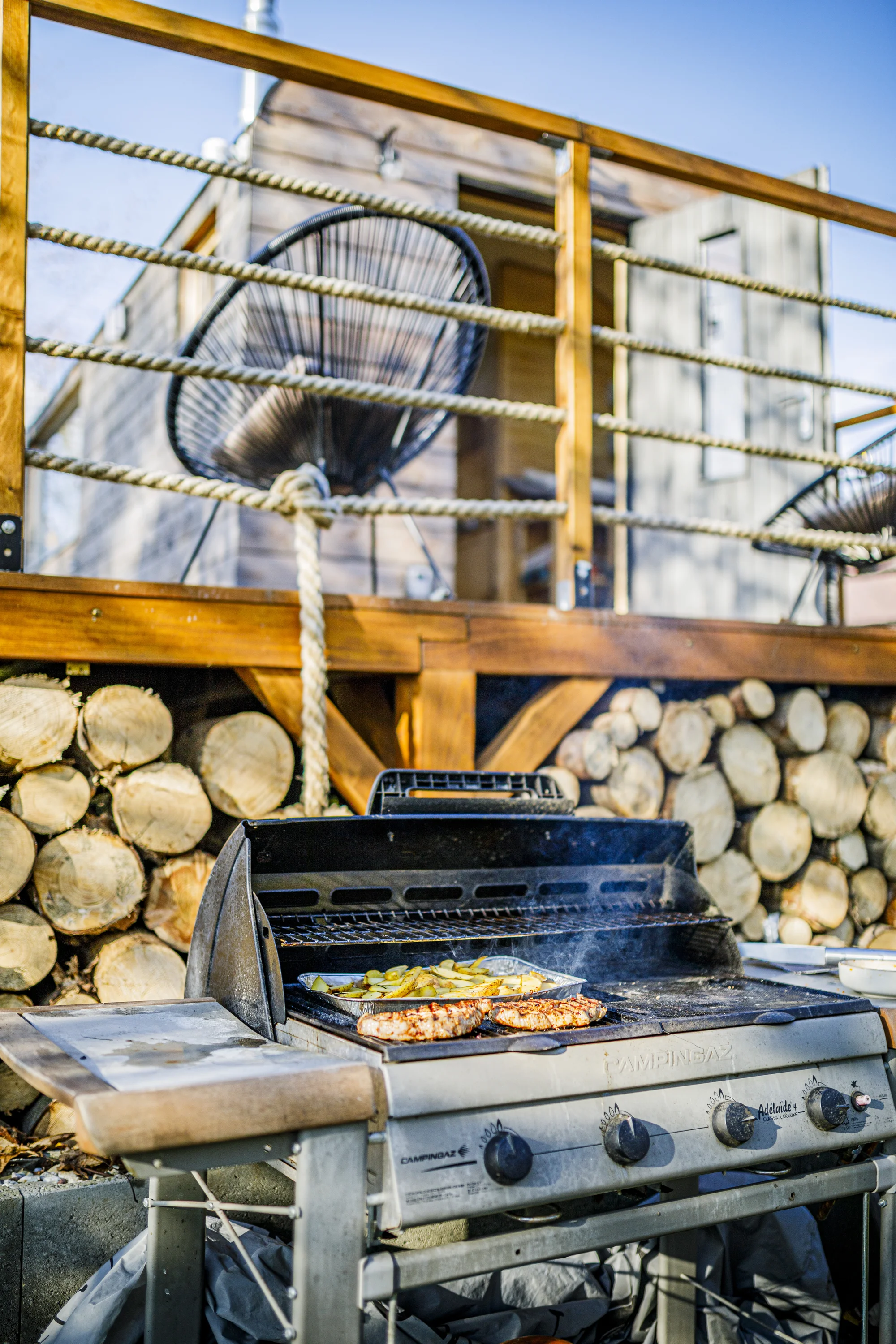 Útulná maringotka na Moravě s venkovní saunou a koupacím sudem
