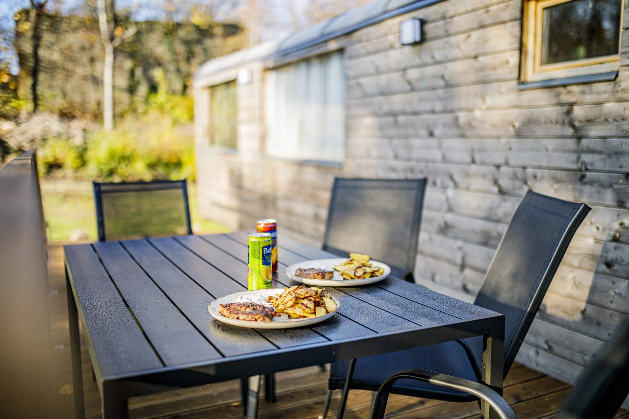 Útulná maringotka na Moravě s venkovní saunou a koupacím sudem