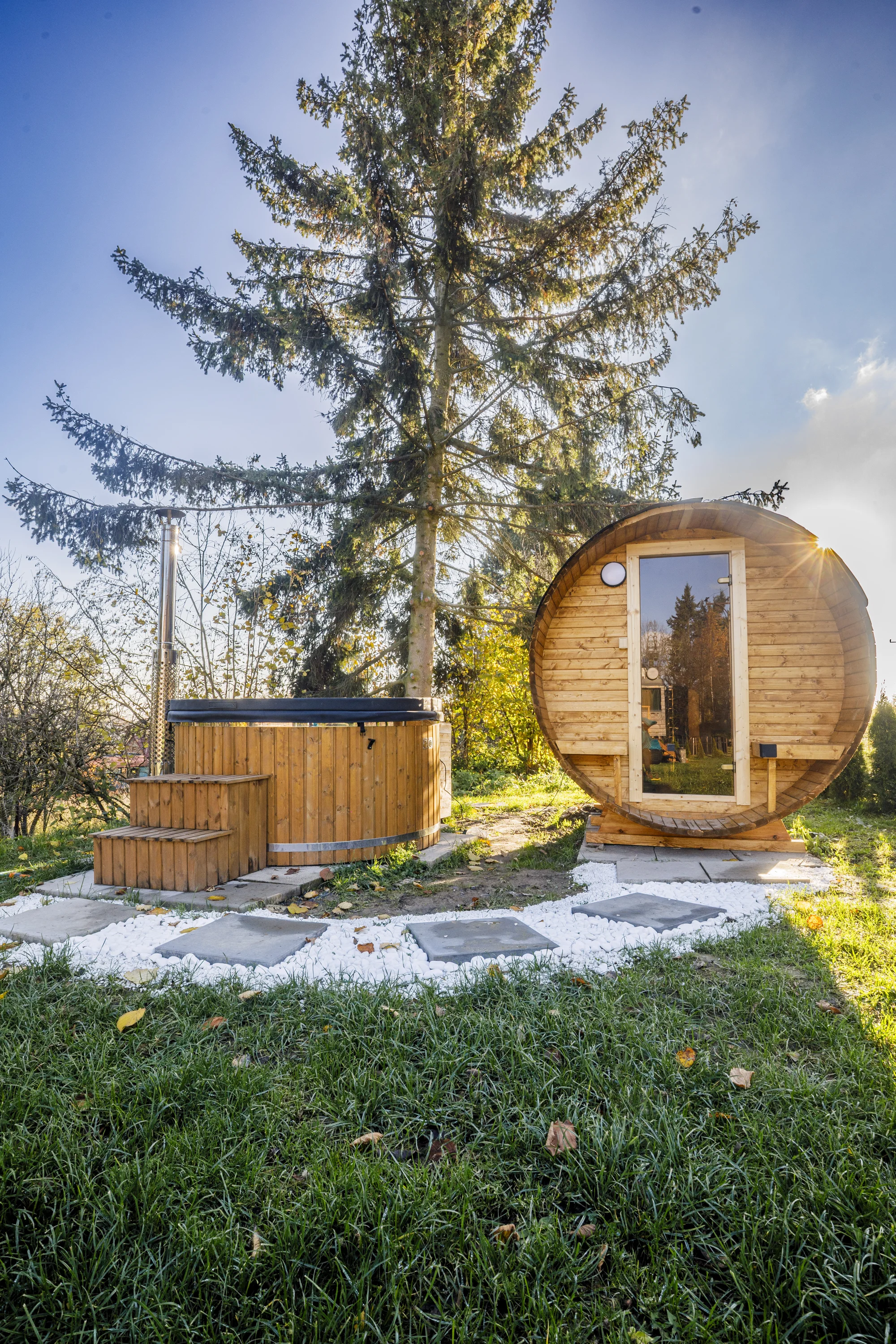 Útulná maringotka na Moravě s venkovní saunou a koupacím sudem