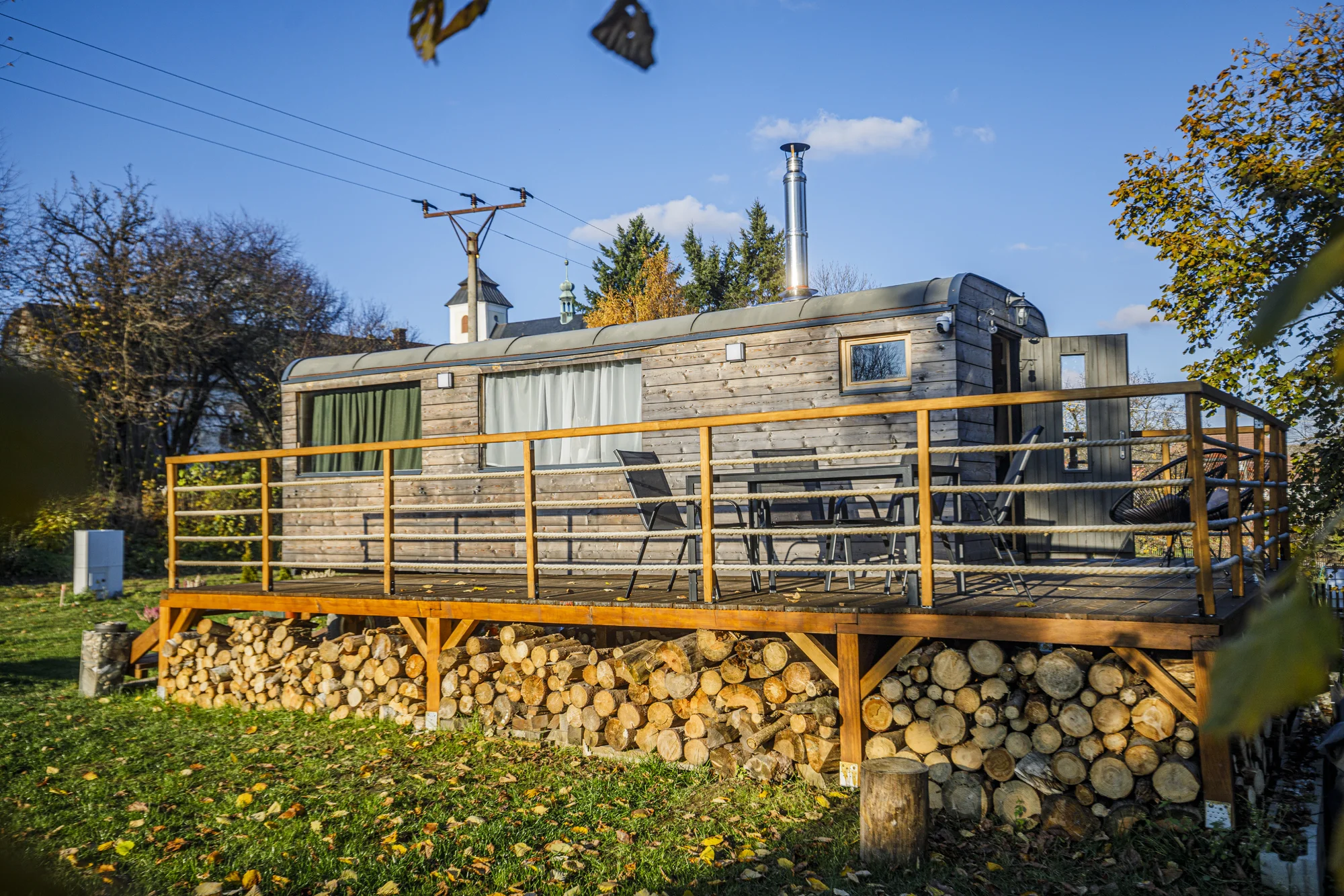 Útulná maringotka na Moravě s venkovní saunou a koupacím sudem