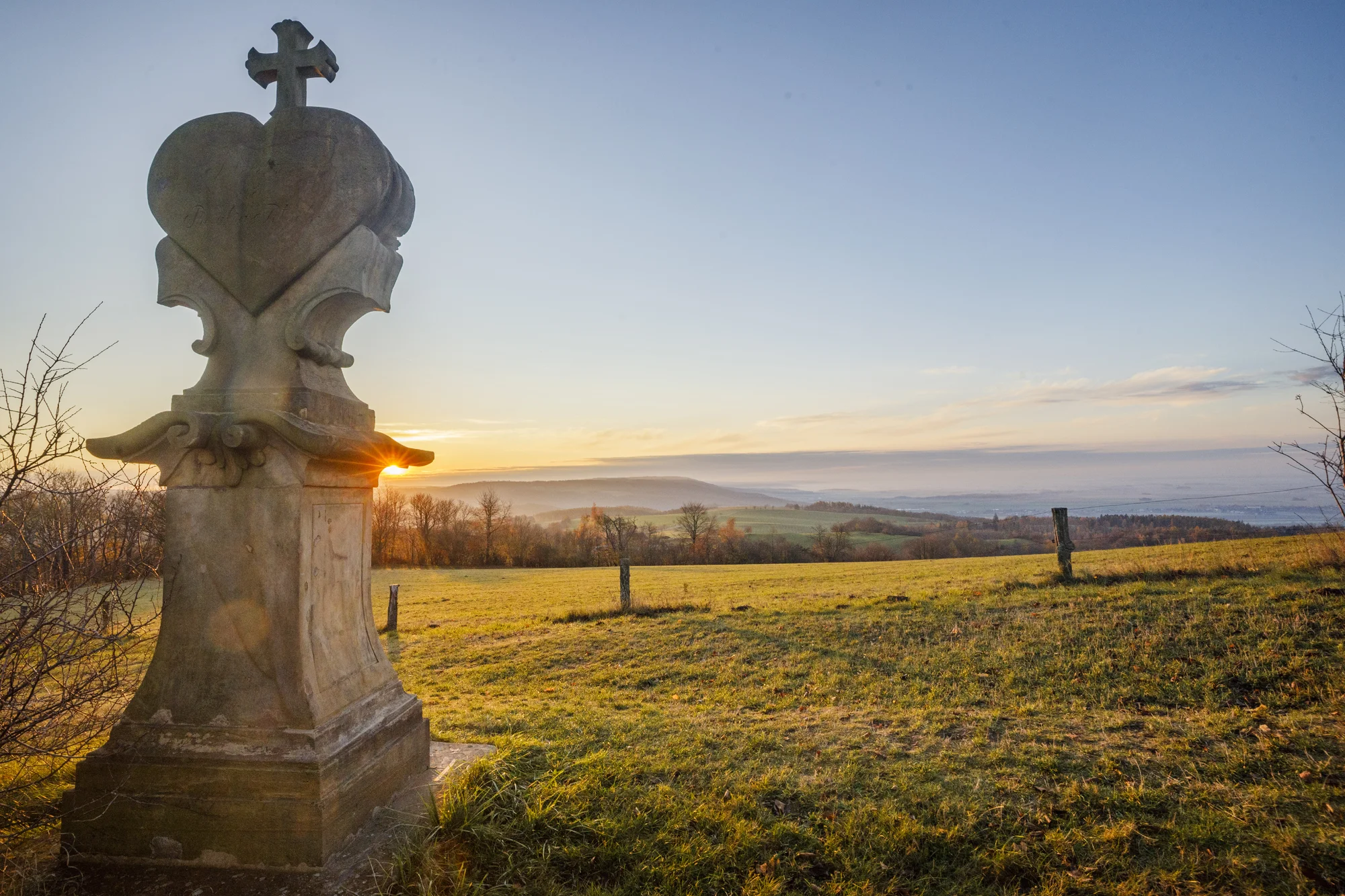 Útulná maringotka na Moravě s venkovní saunou a koupacím sudem