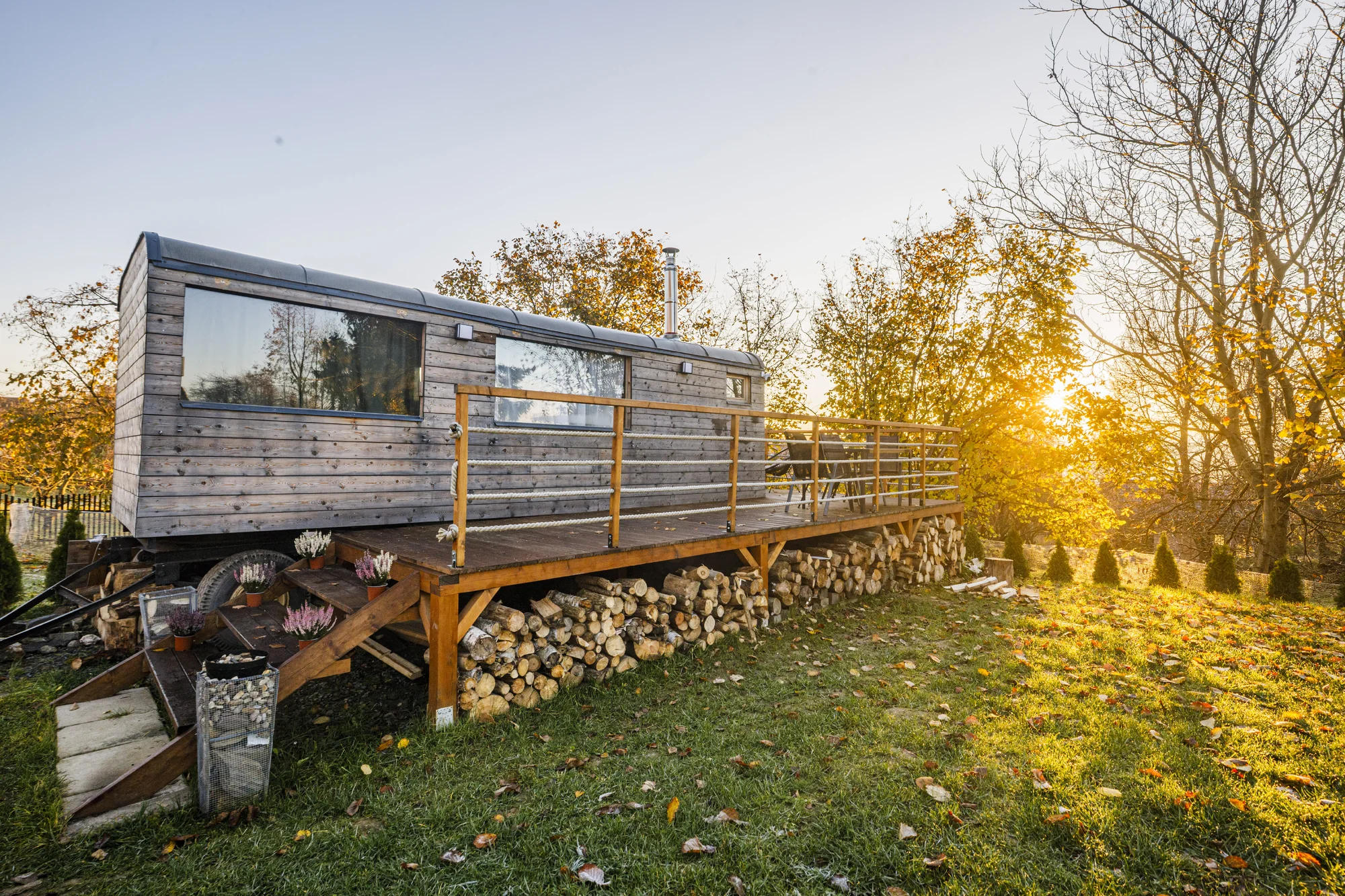Útulná maringotka na Moravě s venkovní saunou a koupacím sudem