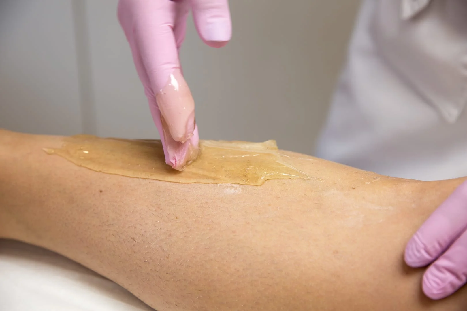 Hladká pokožka díky depilaci cukrovou pastou: horní ret, podpaží, celé ruce nebo nohy