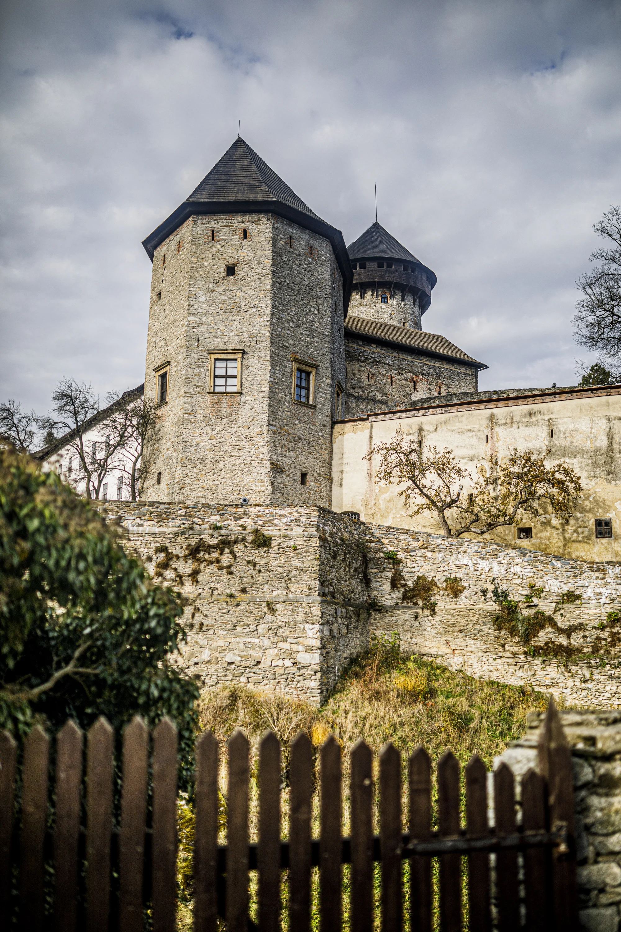 Útulná maringotka na Moravě s venkovní saunou a koupacím sudem