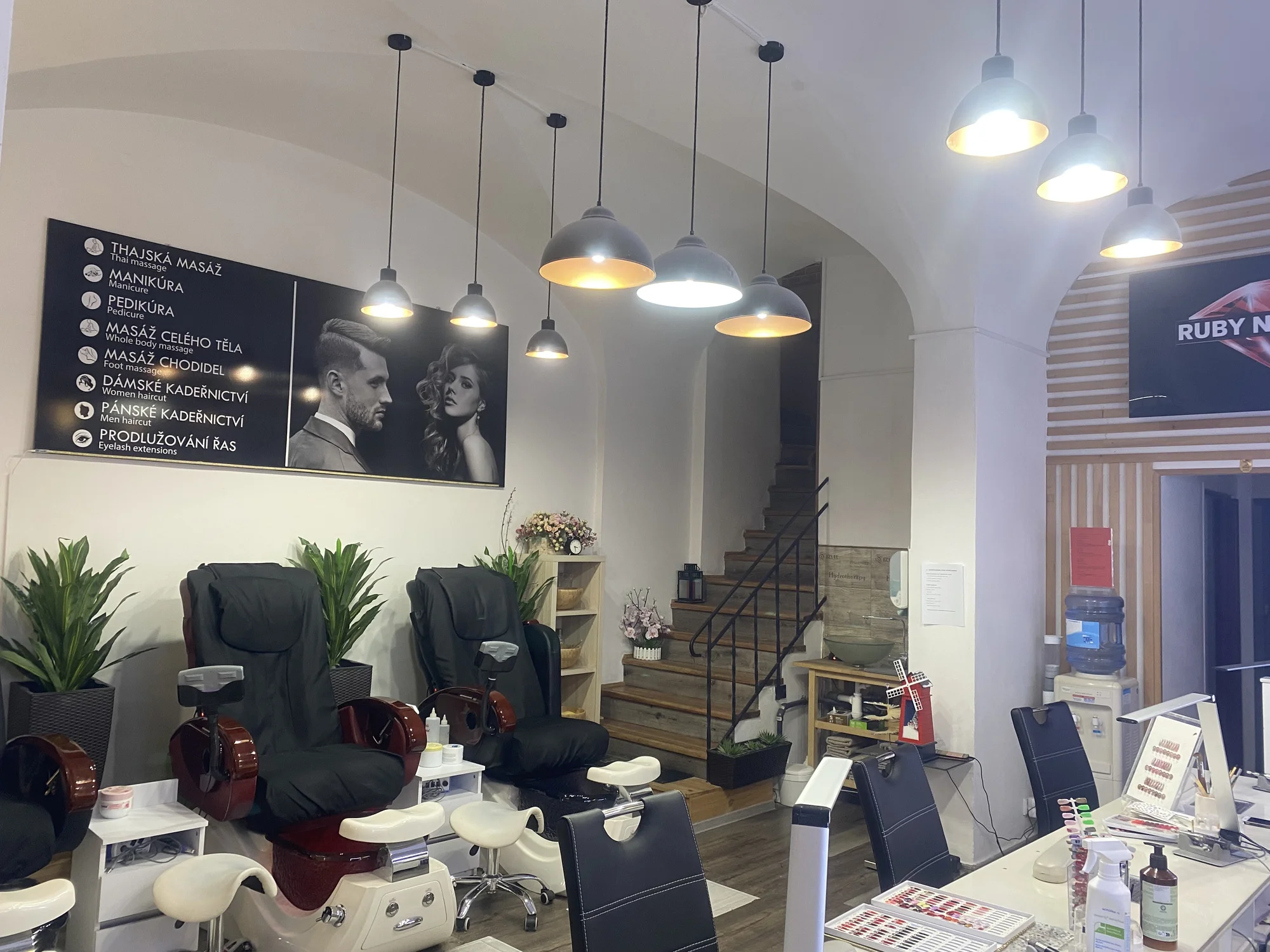 Klasická manikúra a pedikúra s masáží i kompletní balíček v centru Prahy