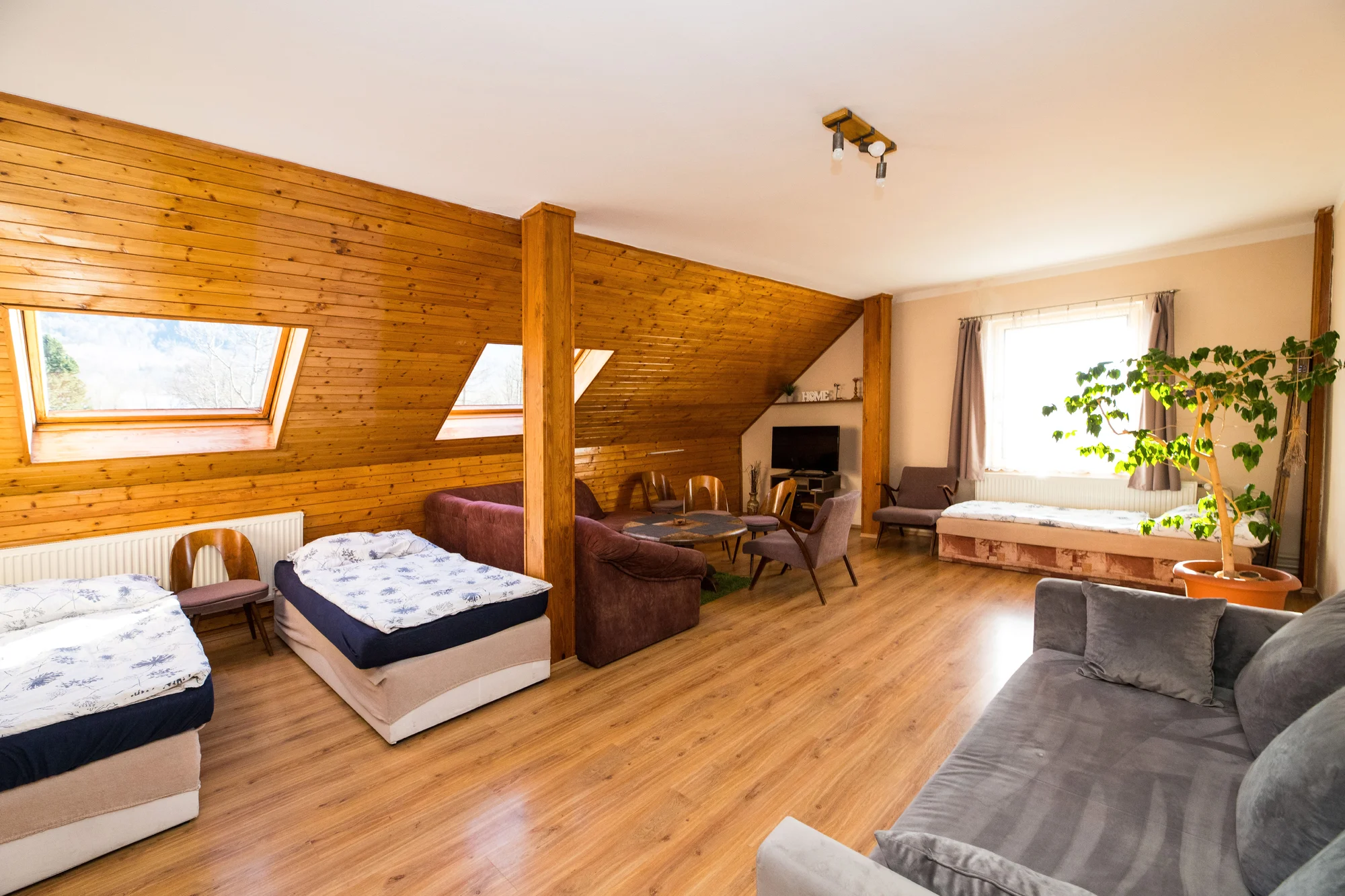 Vybavené apartmány u Hejnic v Jizerských horách až pro 8 osob, zahrada s potokem