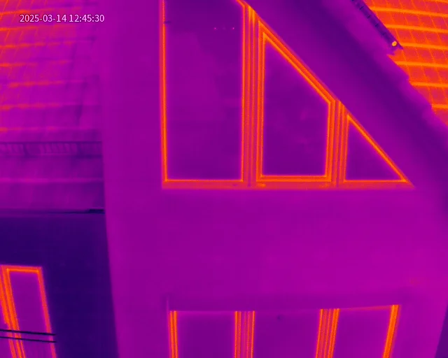 Termografická kontrola budov a fotovoltaiky dronem s termokamerou