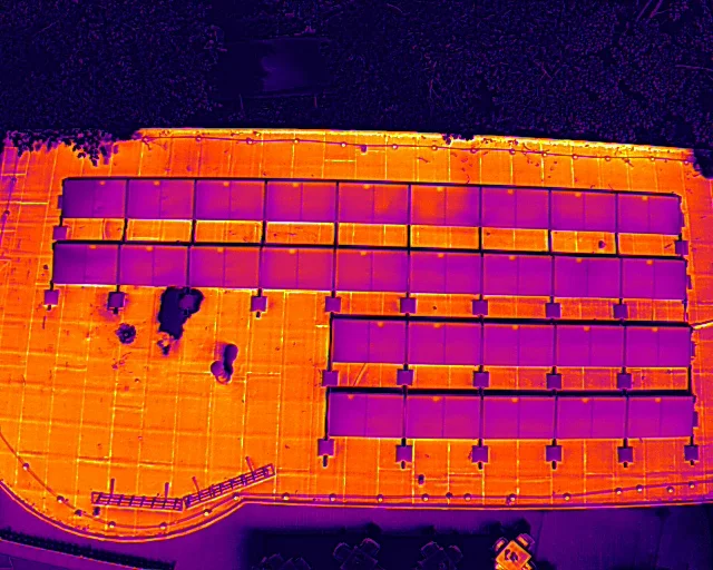 Termografická kontrola budov a fotovoltaiky dronem s termokamerou