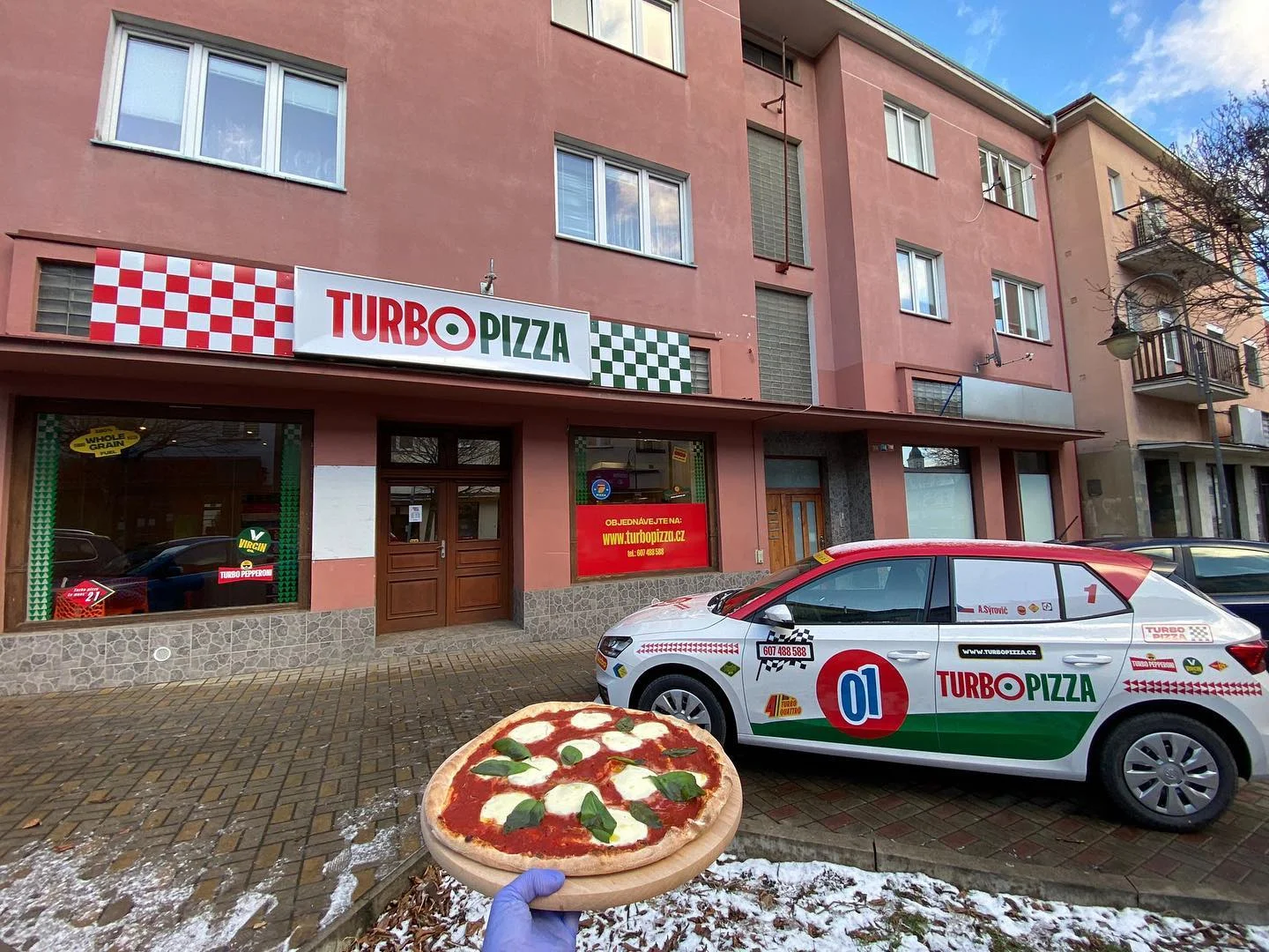 Turbo pizza: 1/4 pizzy podle výběru nebo voucher na 300 Kč na cokoliv