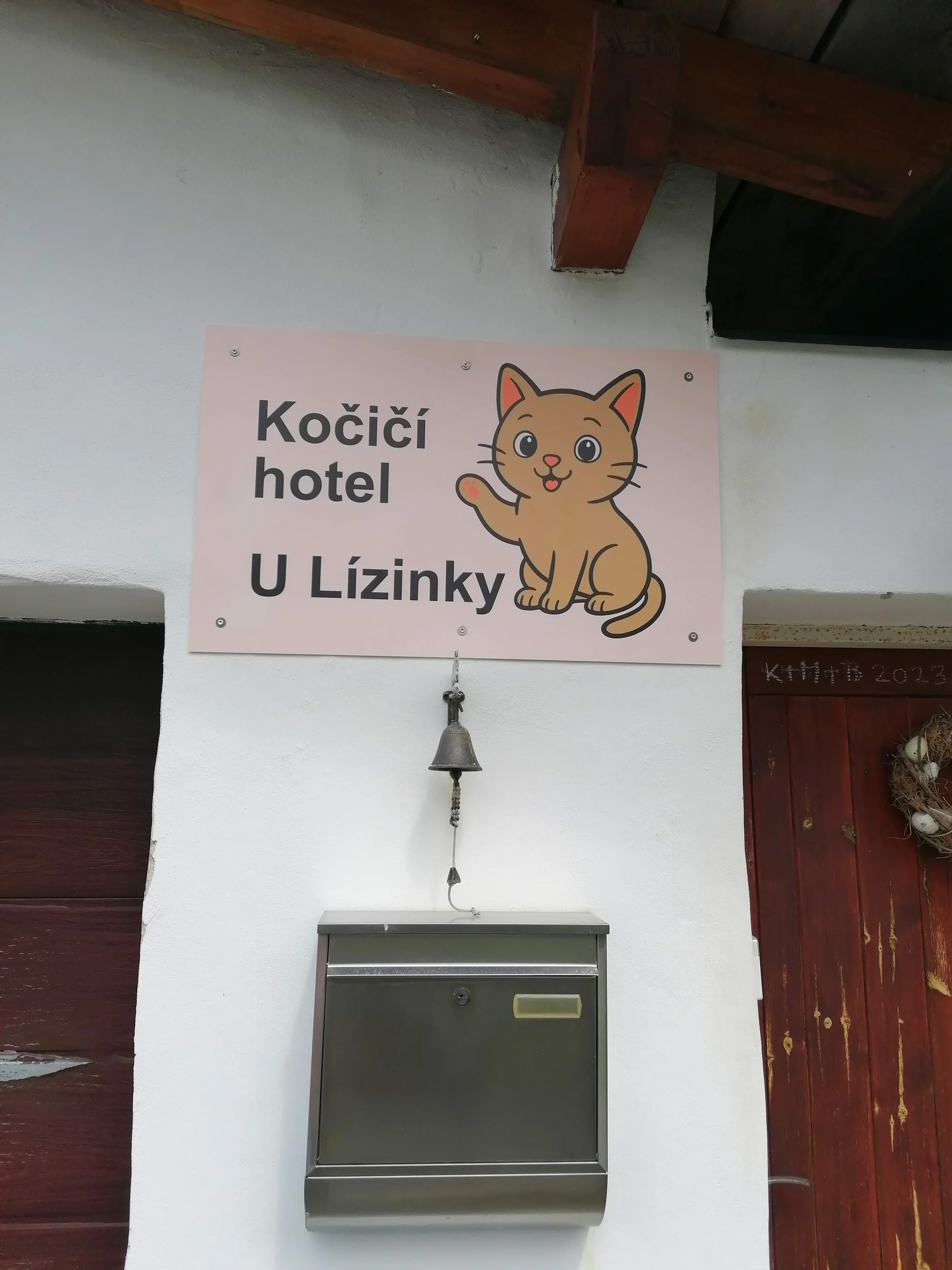 Ubytování kočičky v kočičím hotelu na 1 až 7 dní, vč. mazlení a veškeré péče