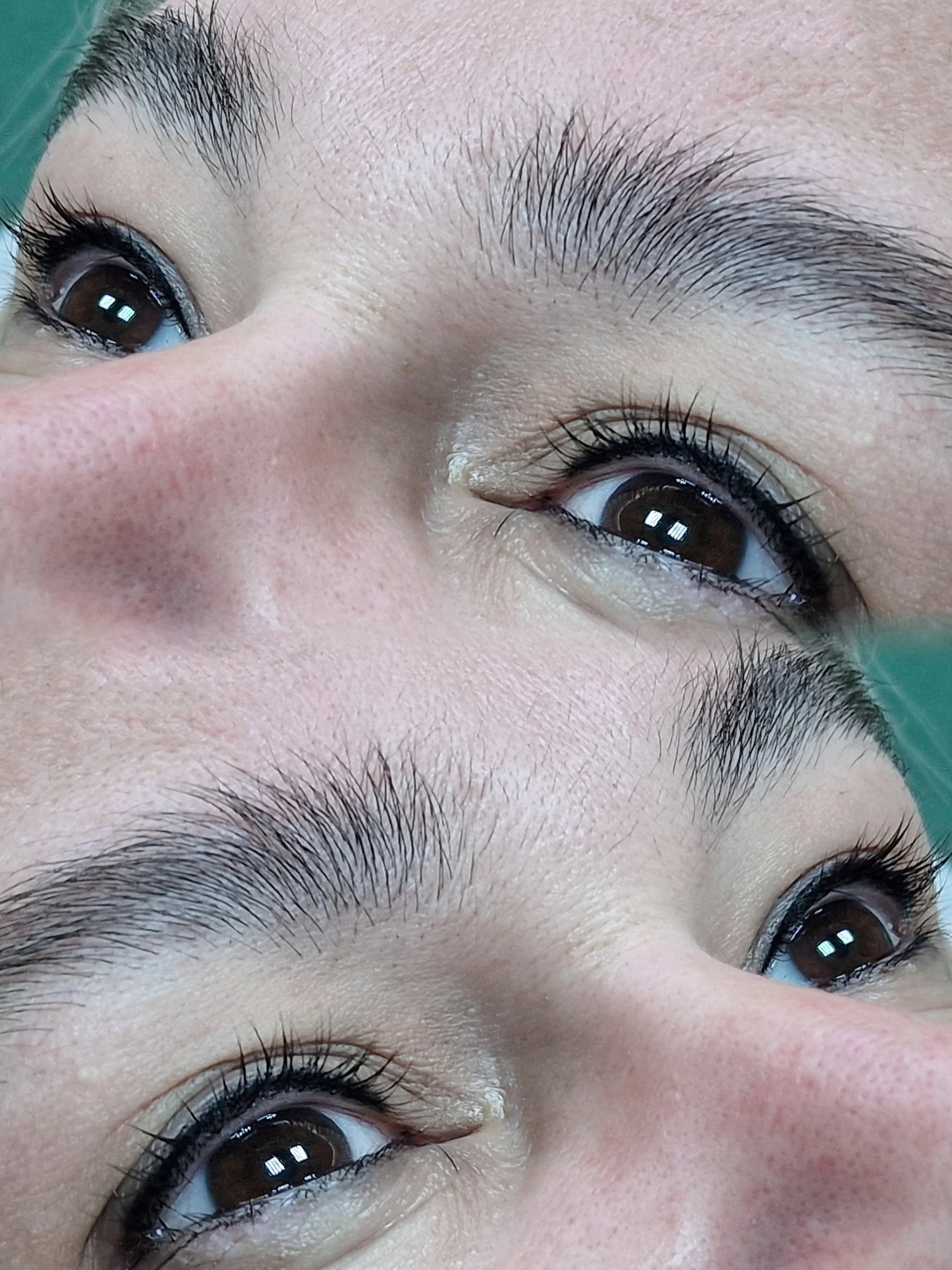 Permanentní make-up s přirozeným efektem: meziřasová linka, pudrové obočí nebo rty