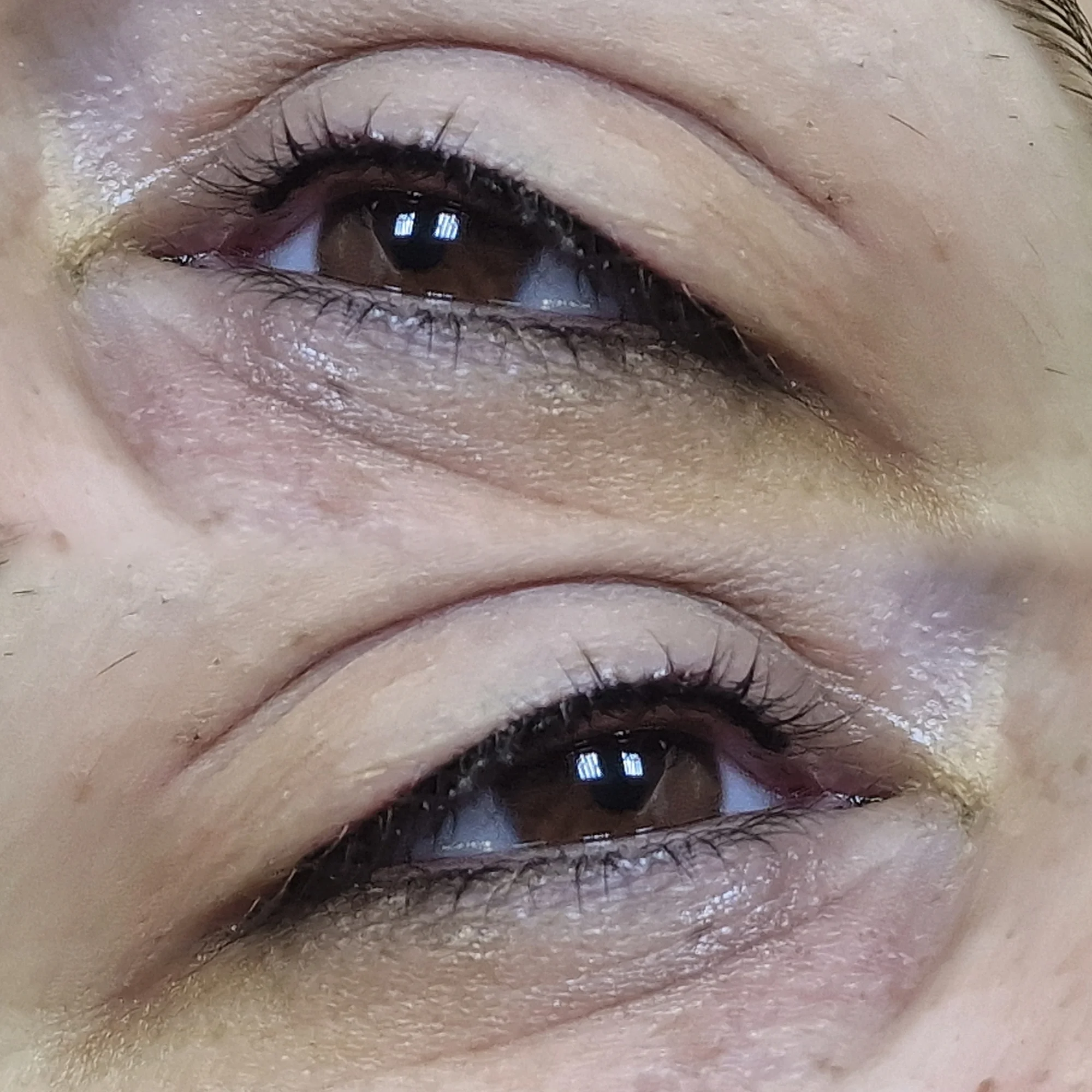 Permanentní make-up s přirozeným efektem: meziřasová linka, pudrové obočí nebo rty