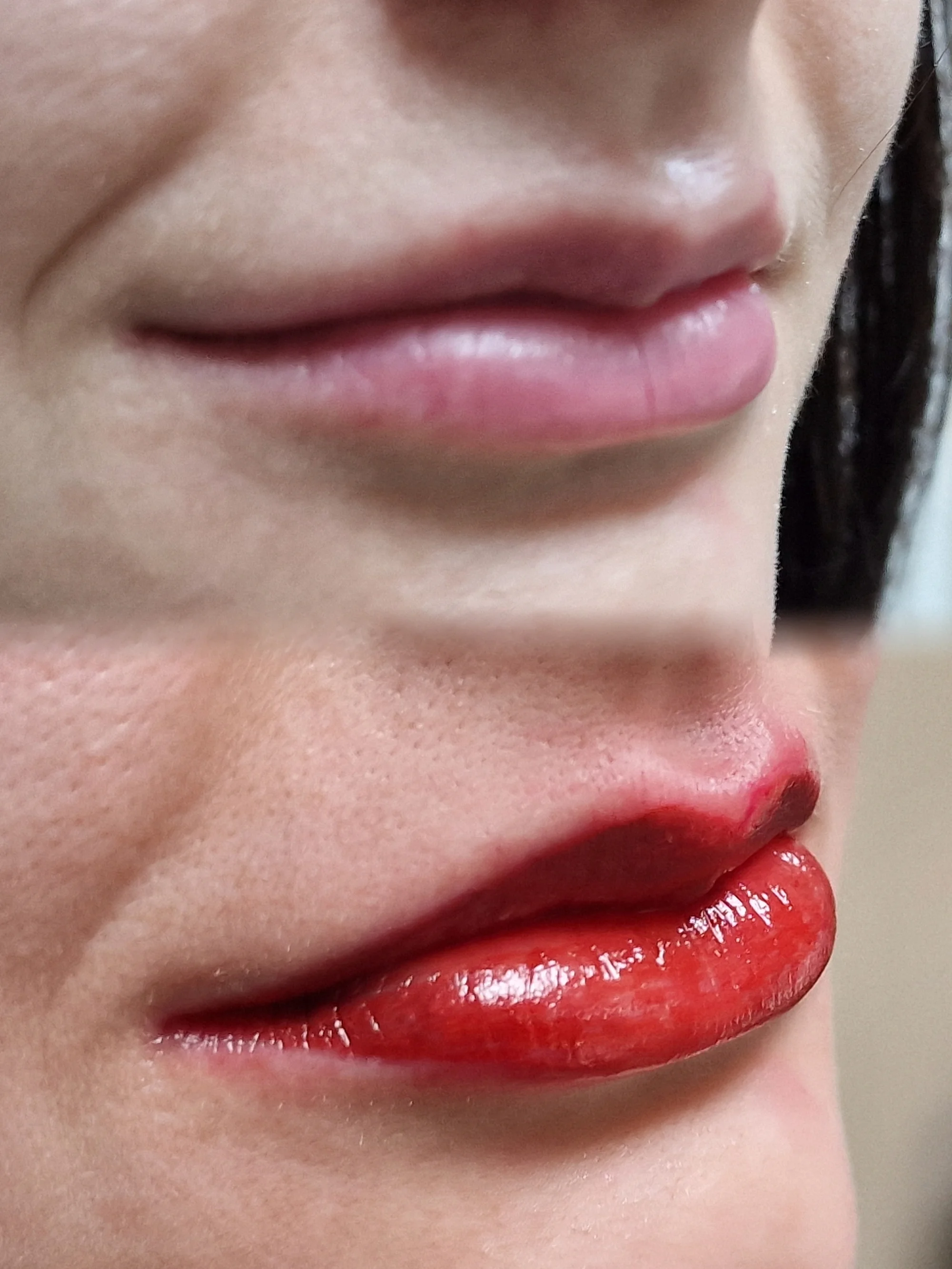 Permanentní make-up s přirozeným efektem: meziřasová linka, pudrové obočí nebo rty