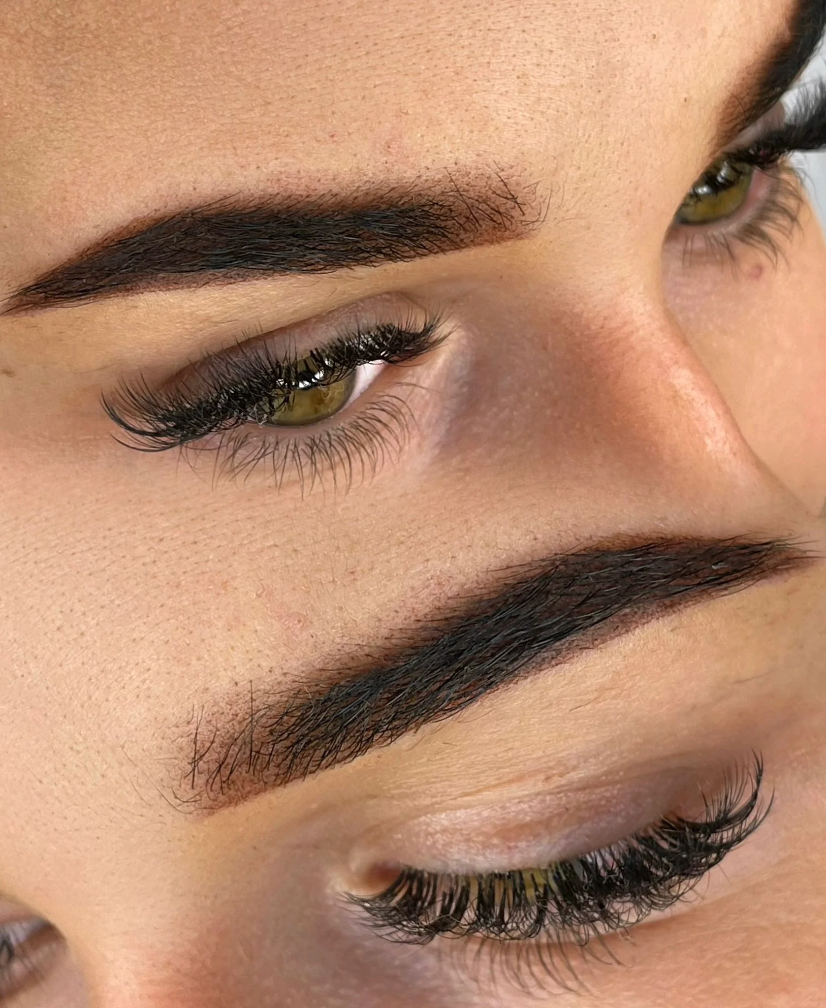 Permanentní make-up s přirozeným efektem: meziřasová linka, pudrové obočí nebo rty