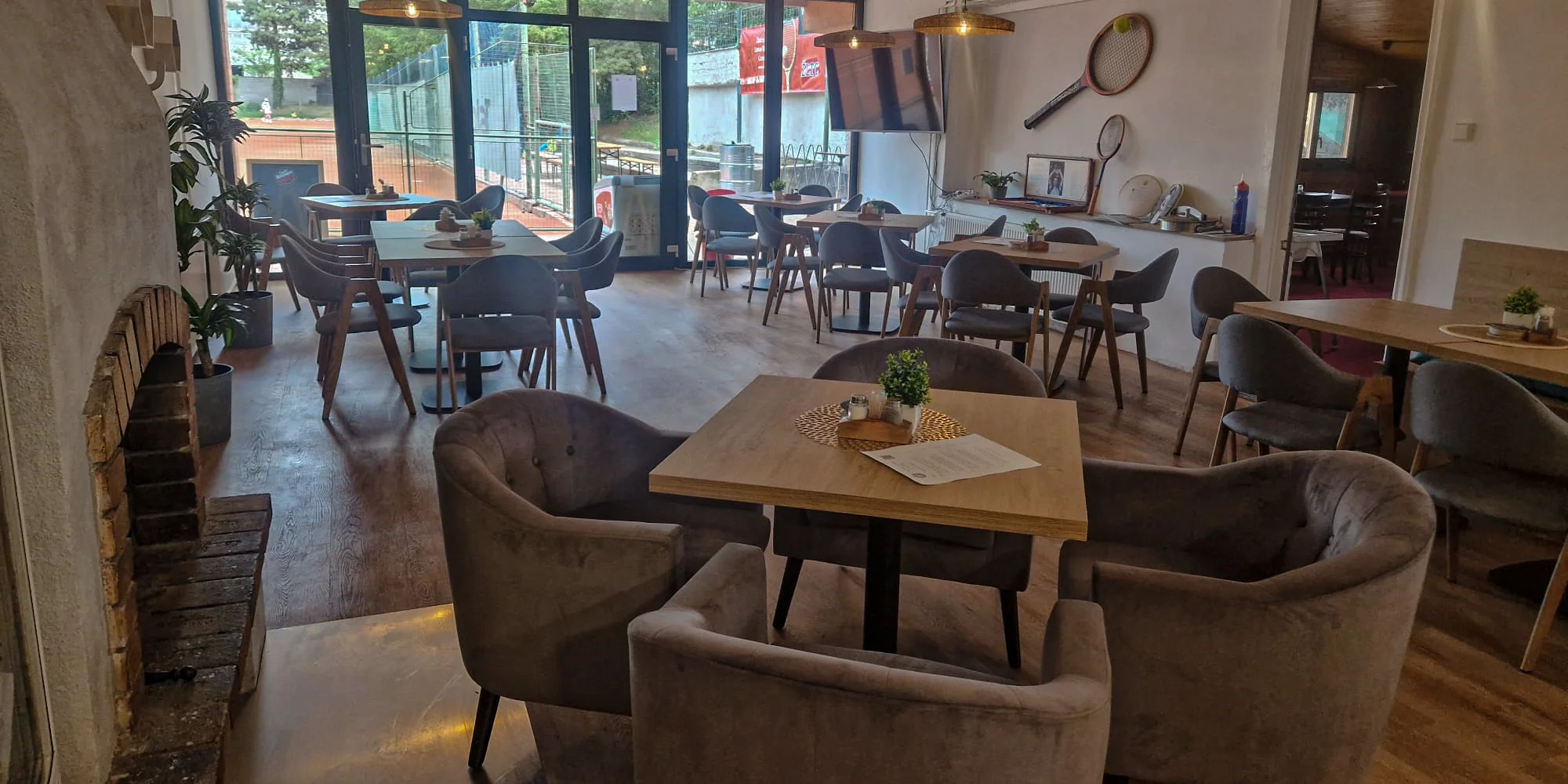 Masové prkno pro 2 osoby i čepované pivo: steaky, stripsy, řízky i hranolky