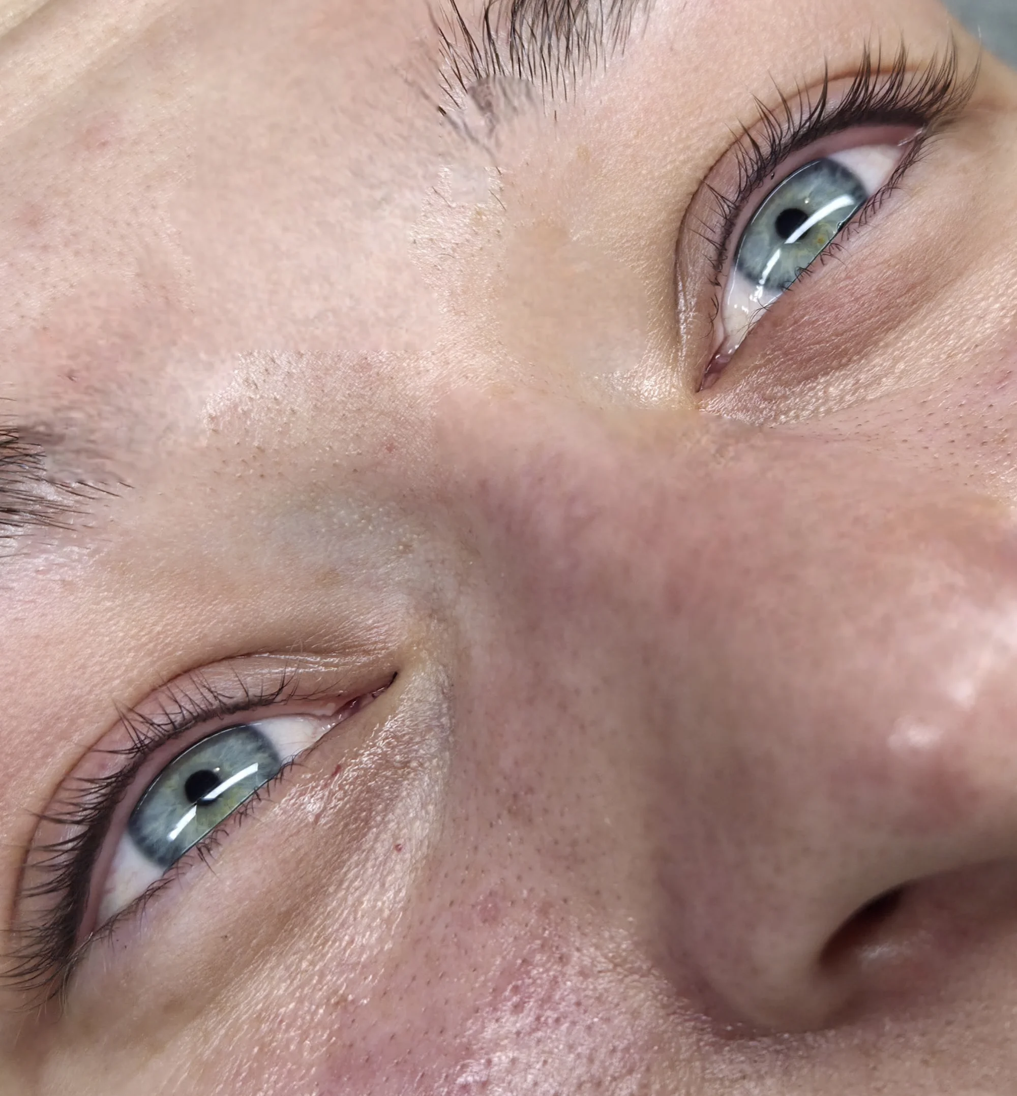 Smyslný pohled: nanesení permanentního make-upu meziřasové linky nebo pedruhové obočí