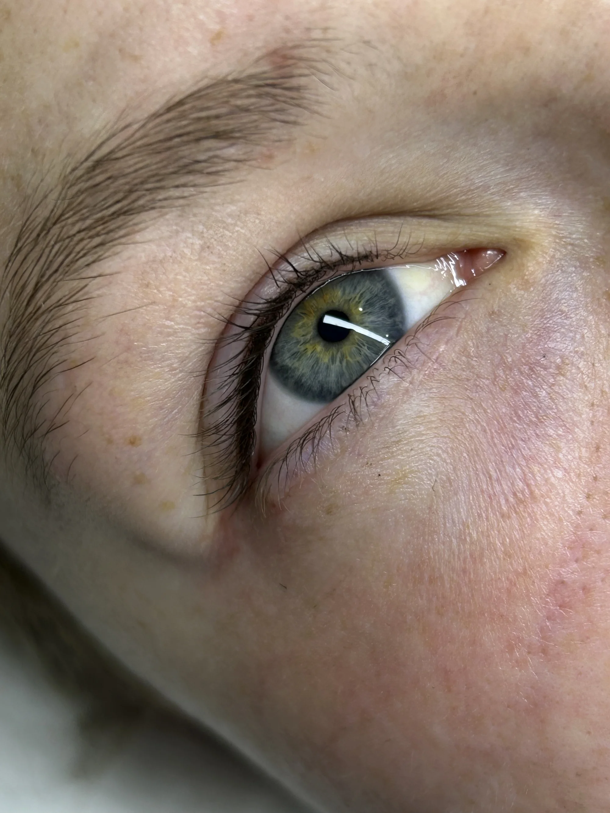 Smyslný pohled: nanesení permanentního make-upu meziřasové linky nebo pedruhové obočí