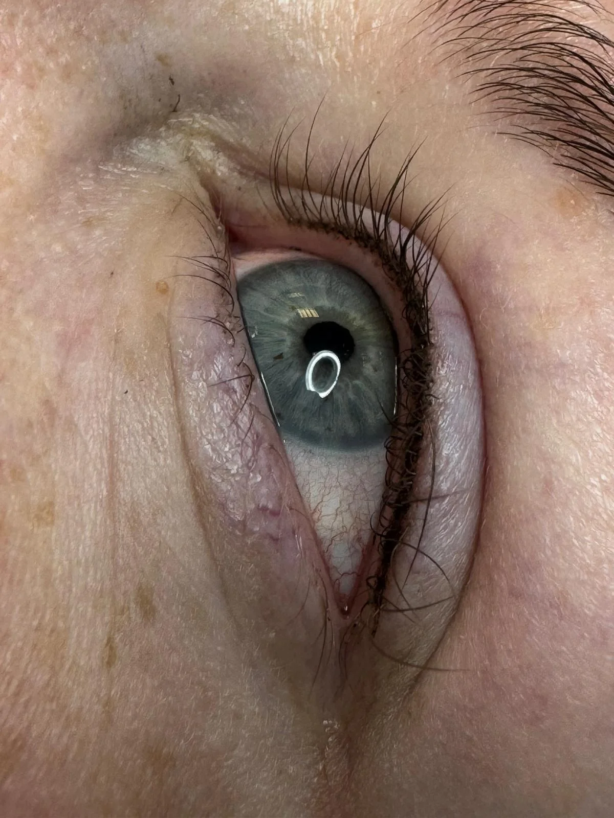 Smyslný pohled: nanesení permanentního make-upu meziřasové linky nebo pedruhové obočí