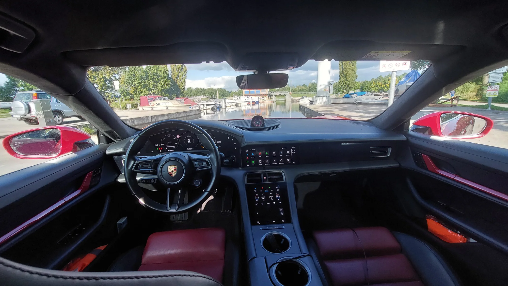 První elektro Porsche Taycan Turbo: až 80 minut řízení nebo 20 minut spolujízdy