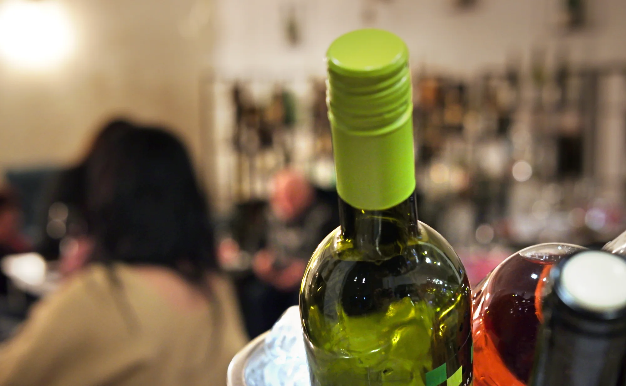 Dokonalá romantika: svatovalentýnská řízená degustace vín s občerstvením pro 2 osoby