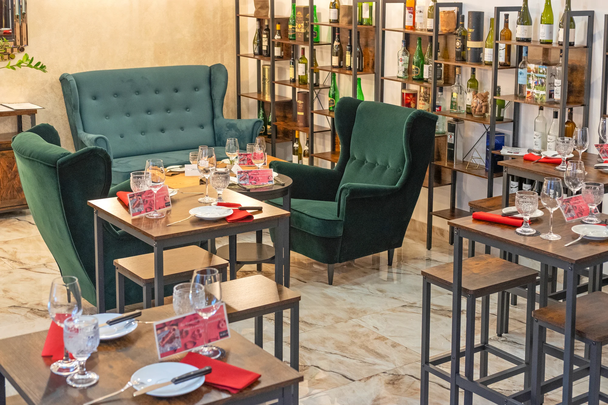 Dokonalá romantika: svatovalentýnská řízená degustace vín s občerstvením pro 2 osoby