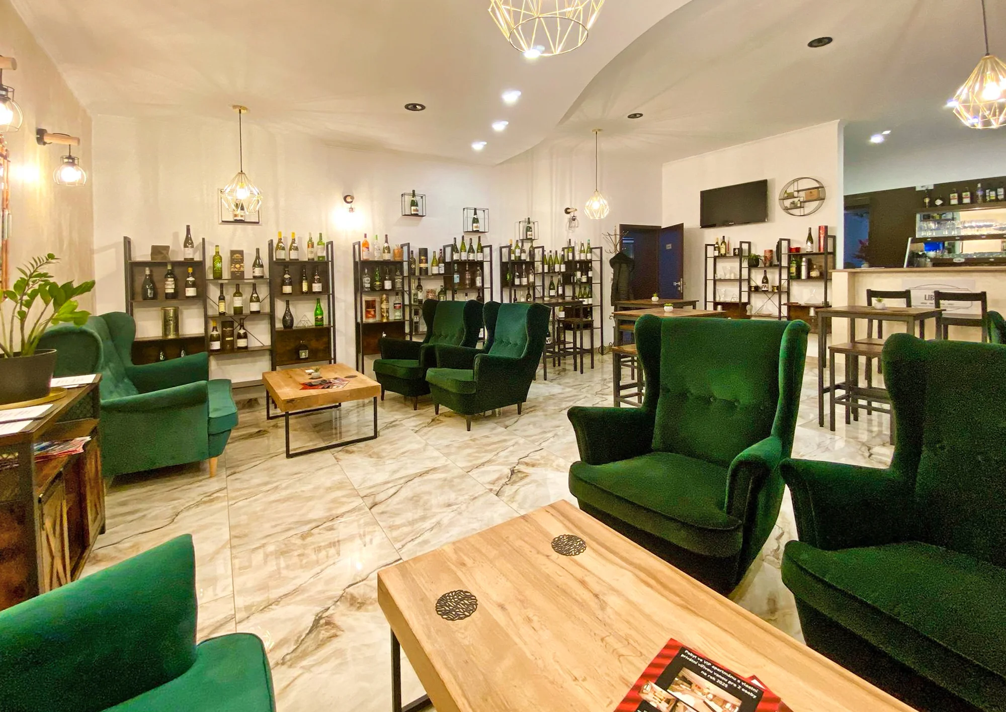 Dokonalá romantika: svatovalentýnská řízená degustace vín s občerstvením pro 2 osoby