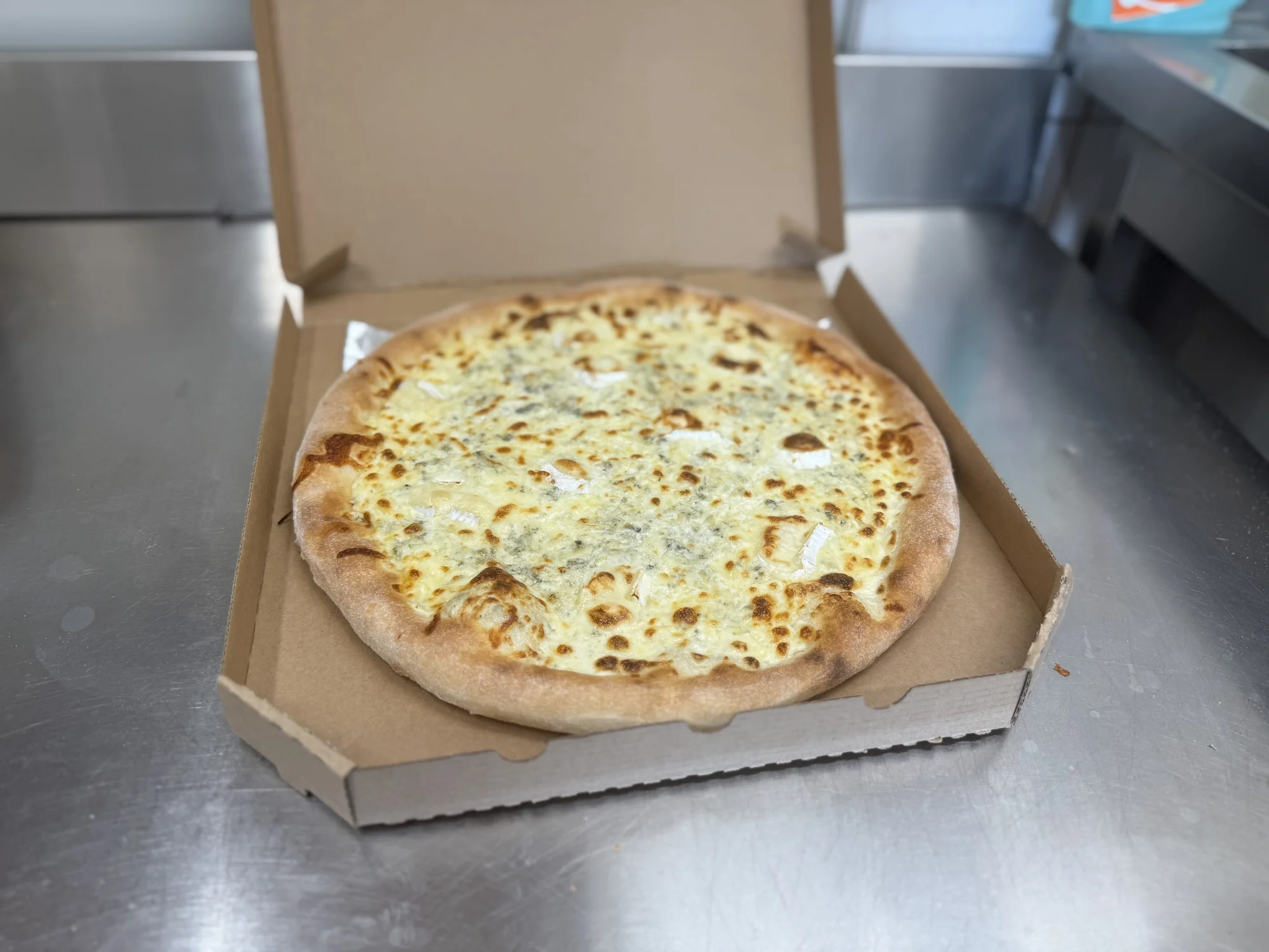 Až 3 pizzy o velikosti 32 cm podle výběru i s nápojem a rozvozem