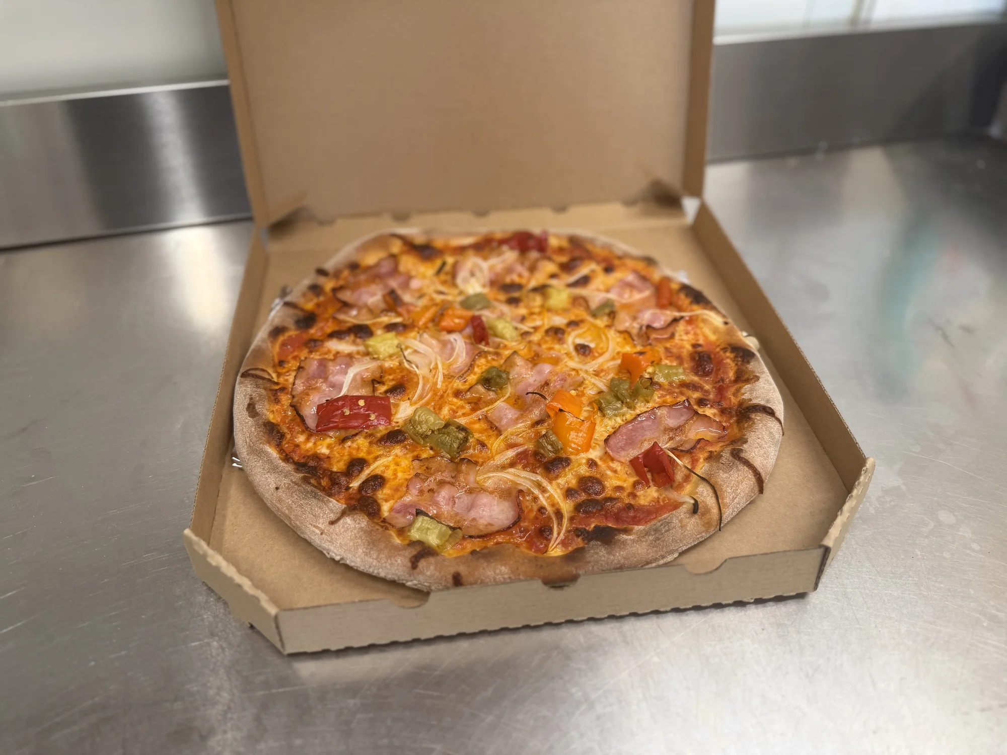 Až 3 pizzy o velikosti 32 cm podle výběru i s nápojem a rozvozem