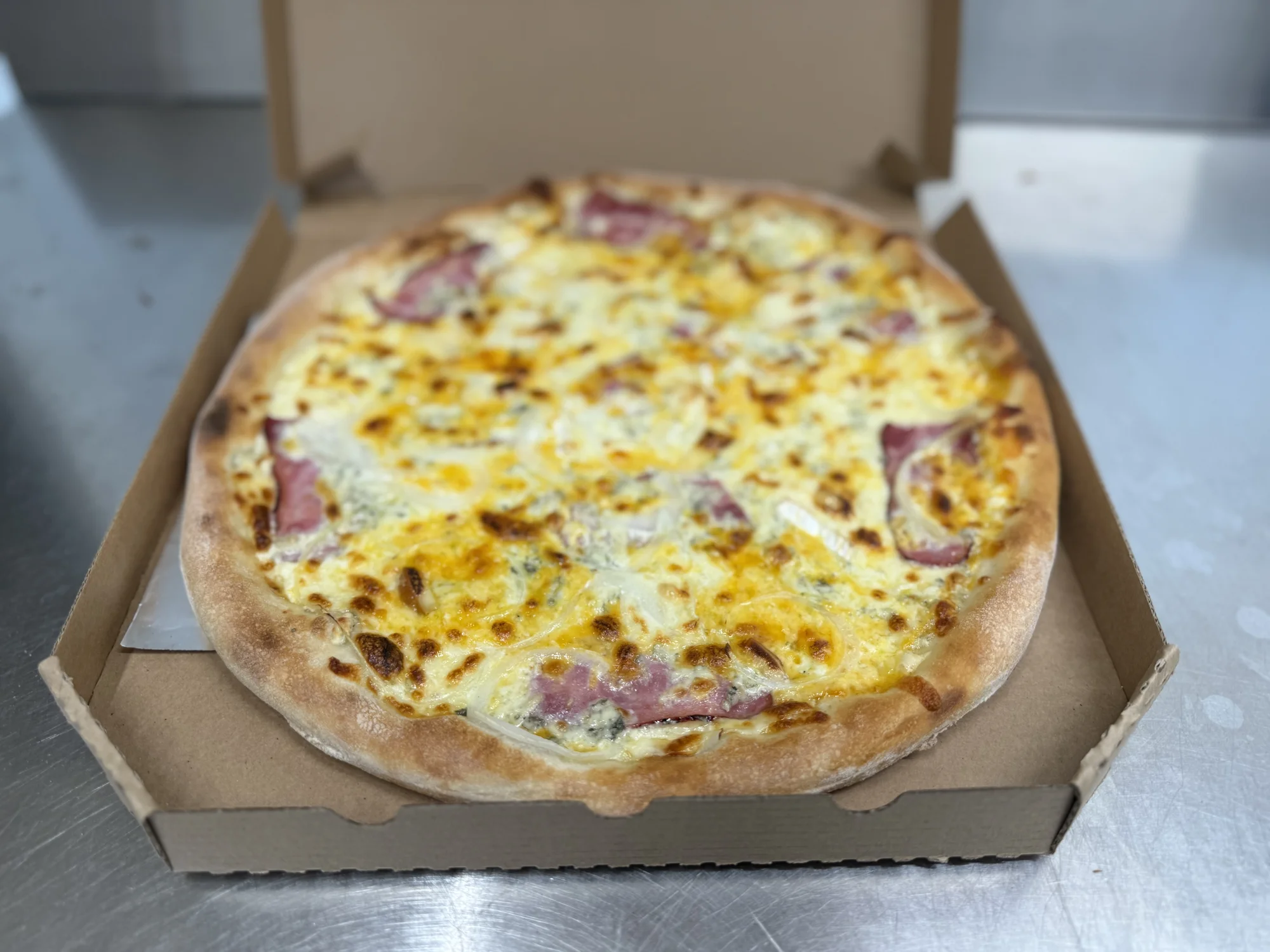 Až 3 pizzy o velikosti 32 cm podle výběru i s nápojem a rozvozem