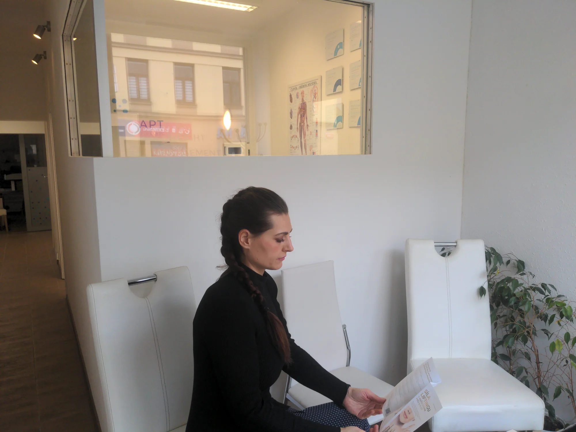 Kosmetické ošetření k omlazení pleti nebo pulzní termomasáž těla k úlevě od bolavých zad, 45–80 minut