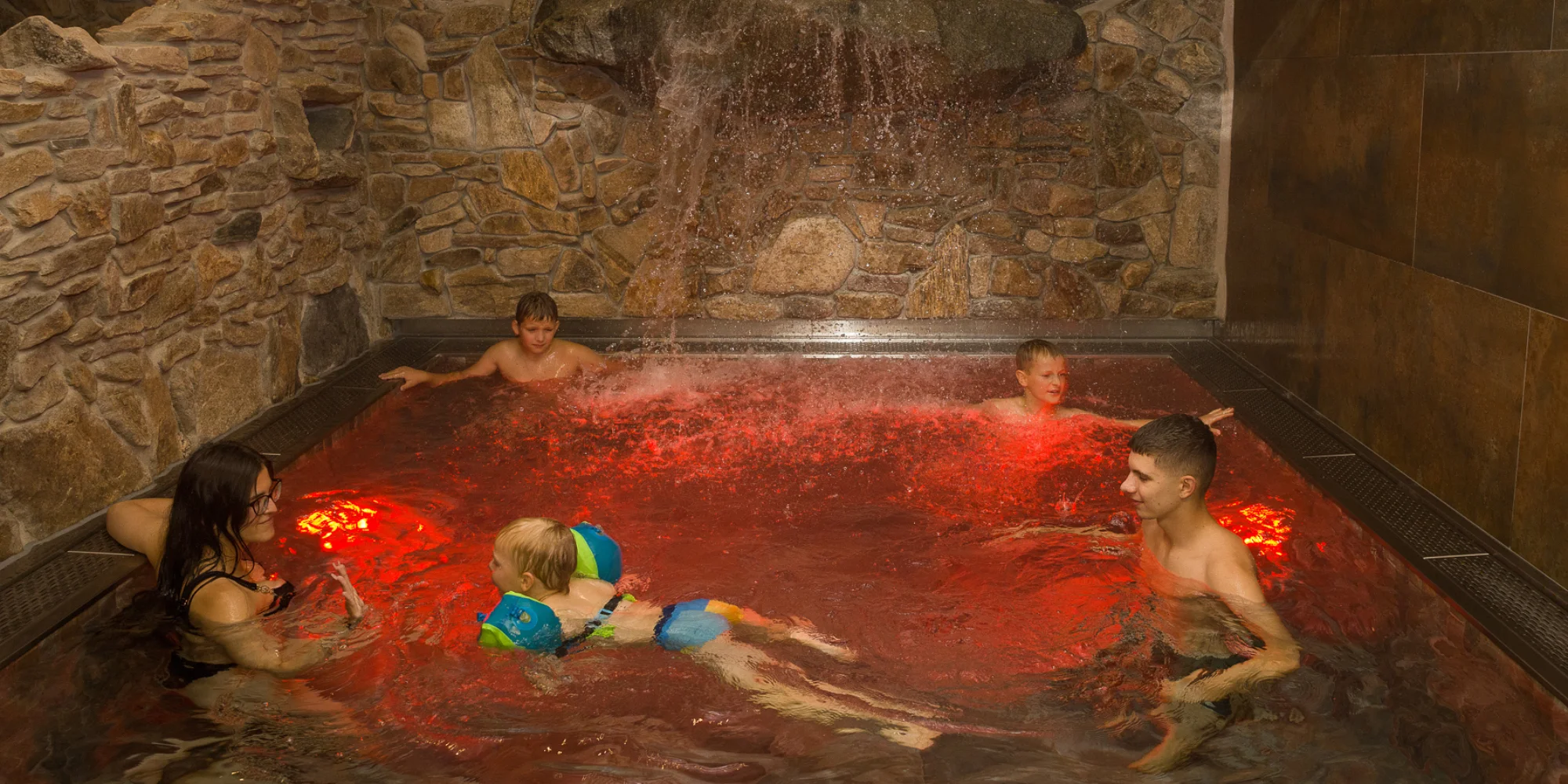 Relax pro pár i rodinu v Pekle Čertovina: pobyt v Kocourkově vhodný i pro seniory, polopenze, wellness, animace a herna pro děti