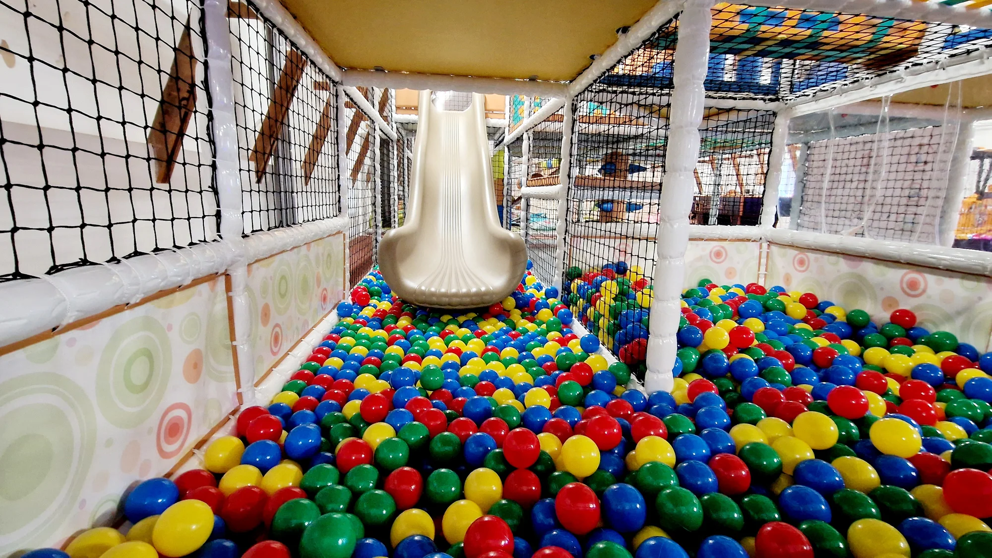 Relax pro pár i rodinu v Pekle Čertovina: pobyt v Kocourkově vhodný i pro seniory, polopenze, wellness, animace a herna pro děti