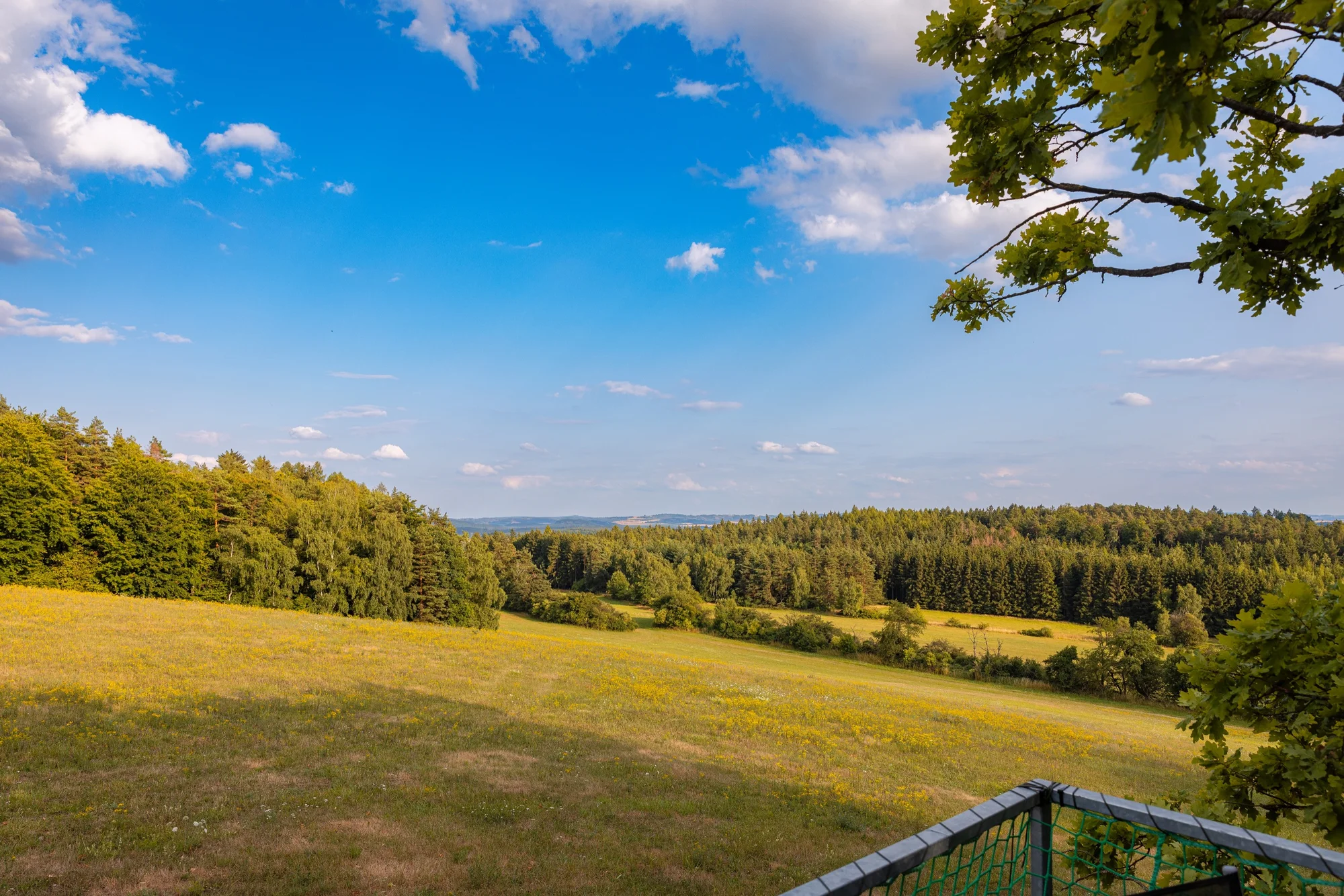 Romantika v glampingovém stanu na posedu: terasa s kuchyňkou, sprcha a božský klid