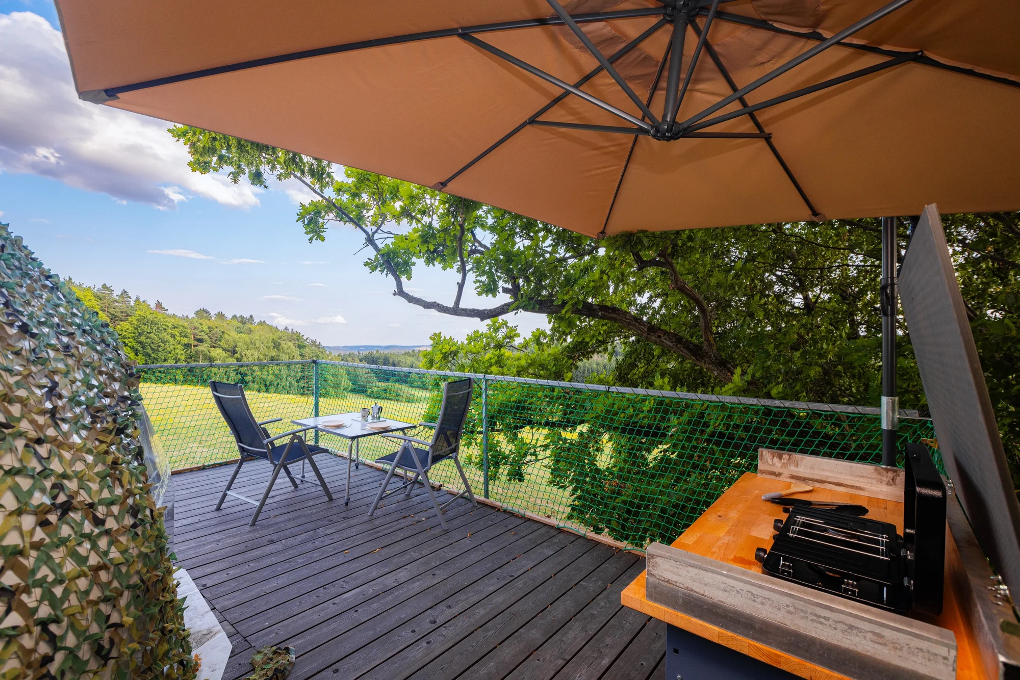 Romantika v glampingovém stanu na posedu: terasa s kuchyňkou, sprcha a božský klid