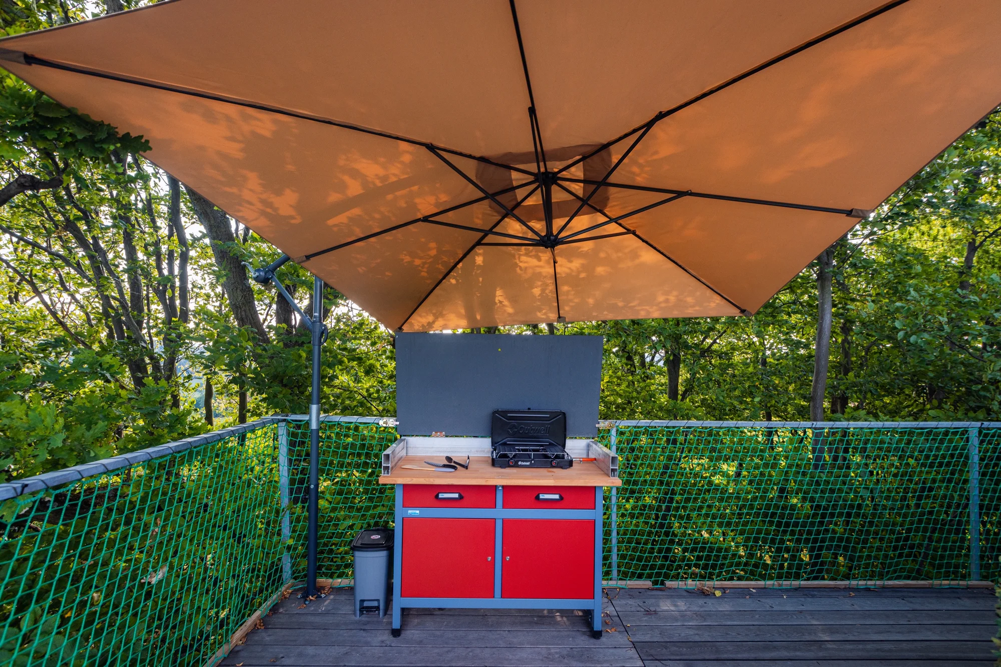 Romantika v glampingovém stanu na posedu: terasa s kuchyňkou, sprcha a božský klid