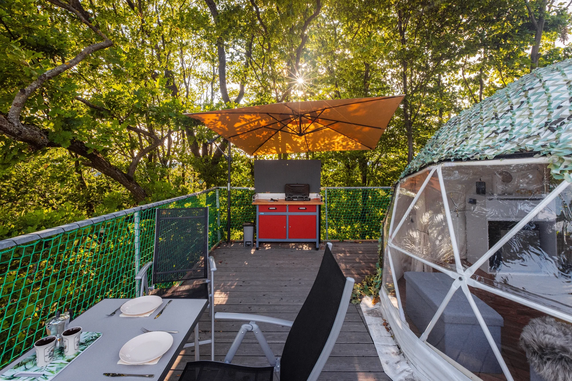 Romantika v glampingovém stanu na posedu: terasa s kuchyňkou, sprcha a božský klid