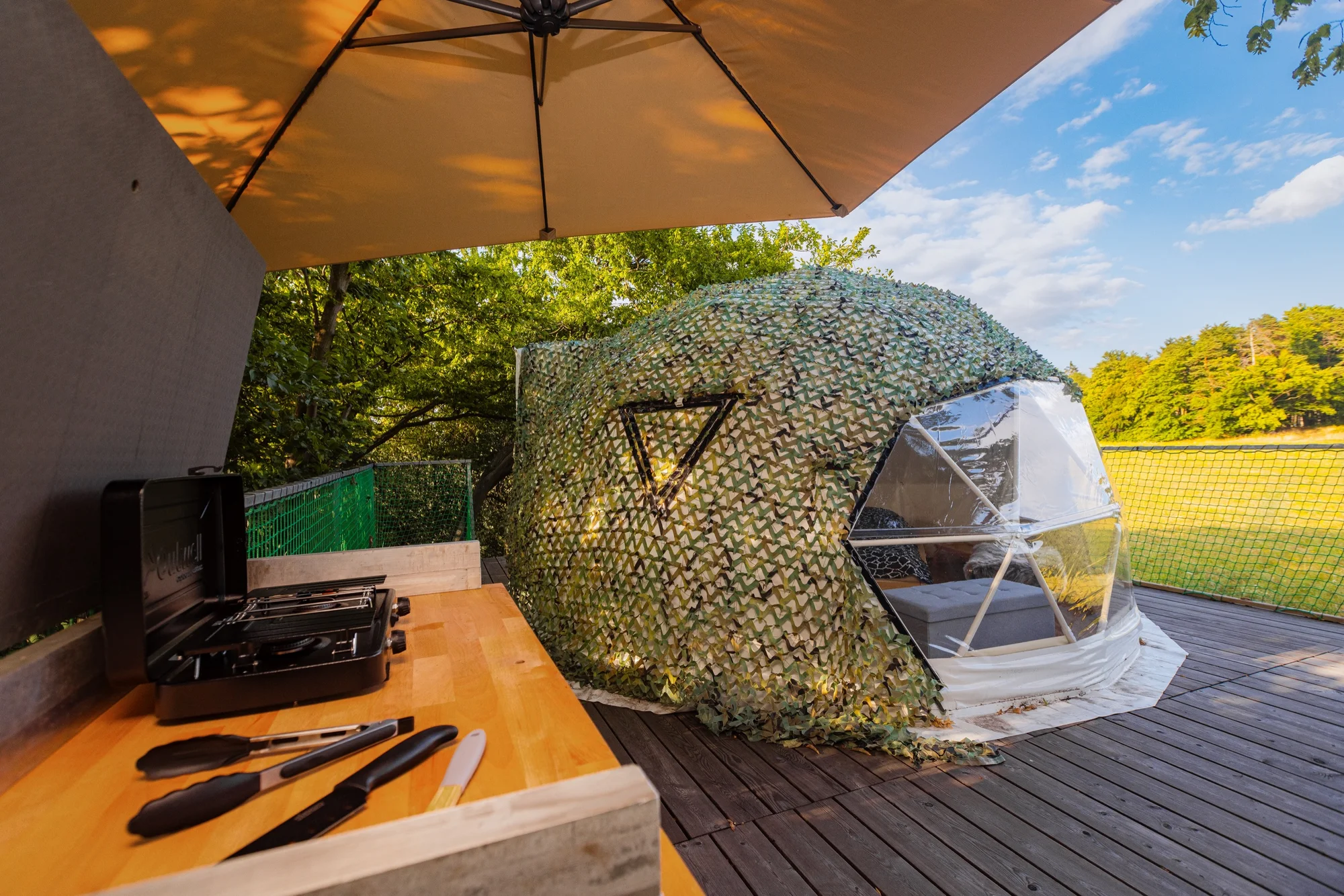 Romantika v glampingovém stanu na posedu: terasa s kuchyňkou, sprcha a božský klid