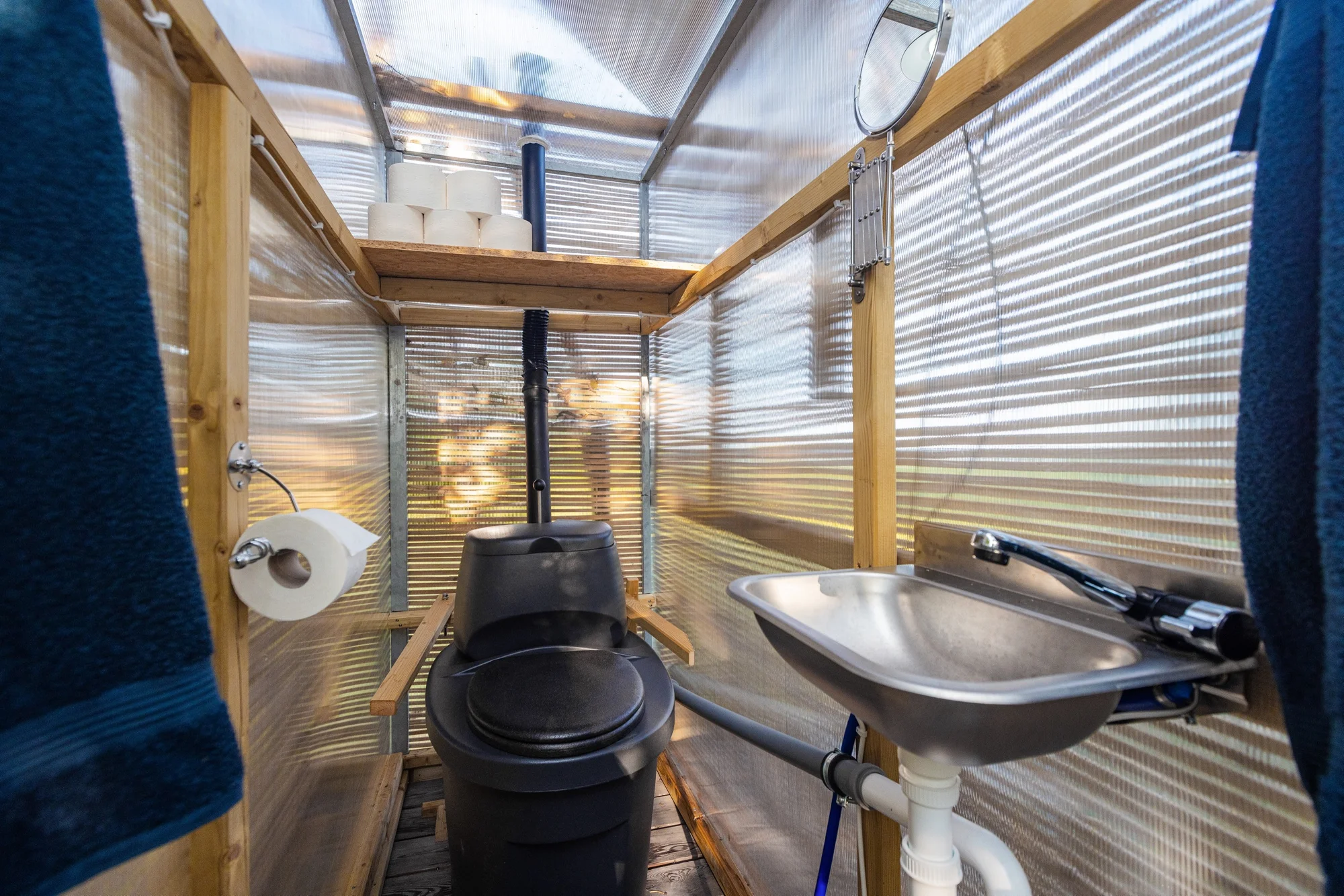 Romantika v glampingovém stanu na posedu: terasa s kuchyňkou, sprcha a božský klid